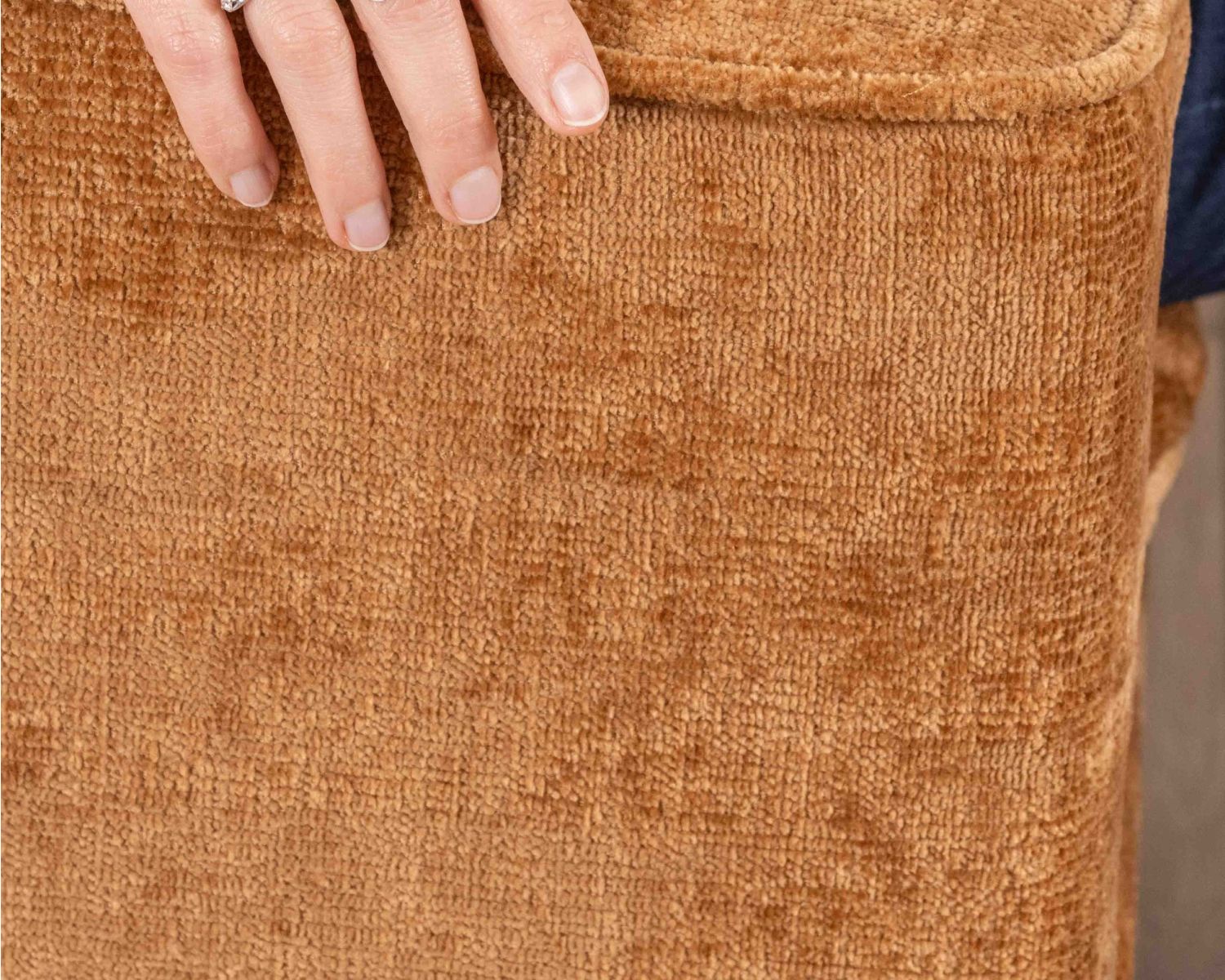 Accogliente divano contemporaneo a 2 posti "Odéa" in tessuto giallo senape