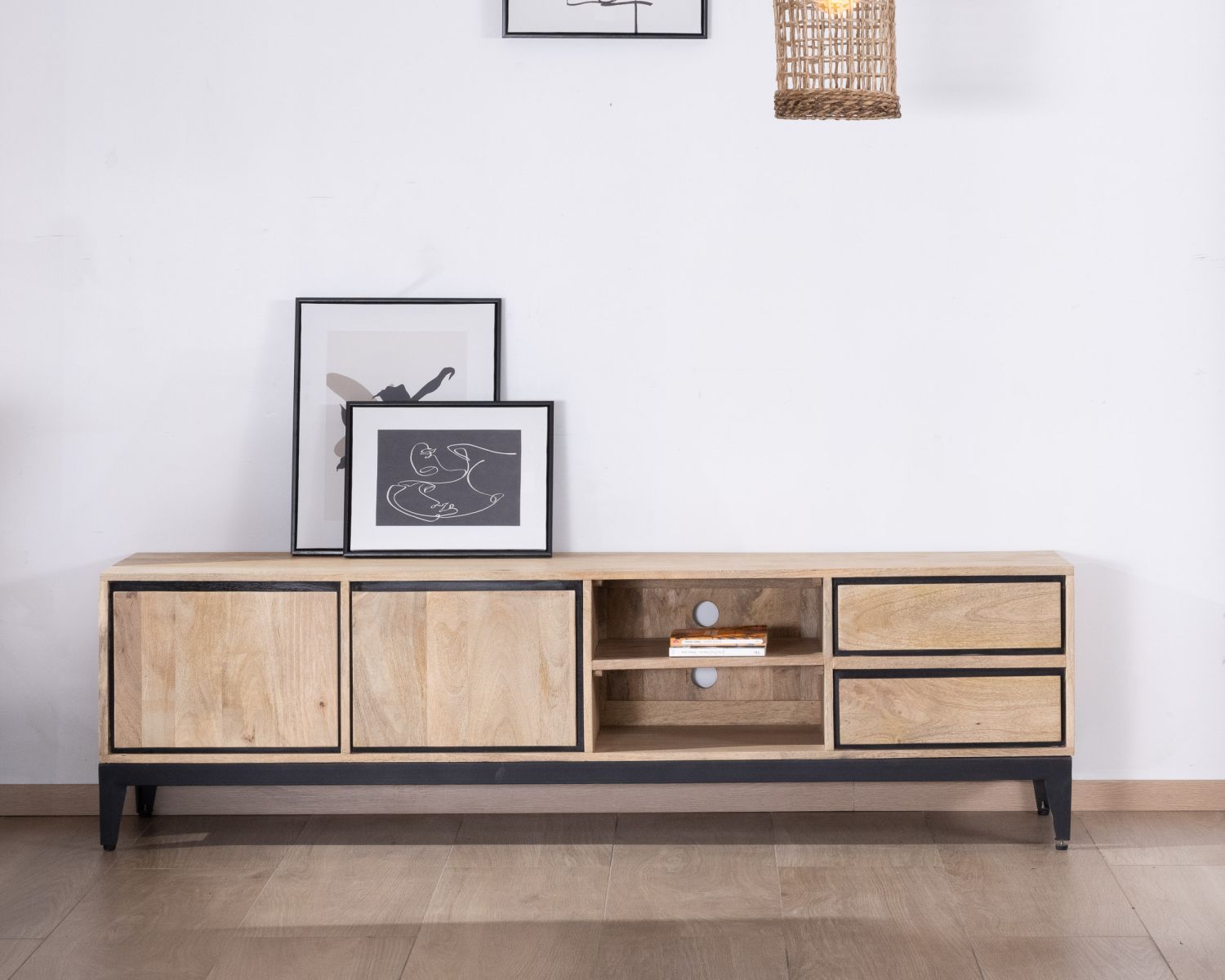 Grande mobile TV bicolore in legno di mango con ante, nicchie e cassetti "Bocca" 180 cm