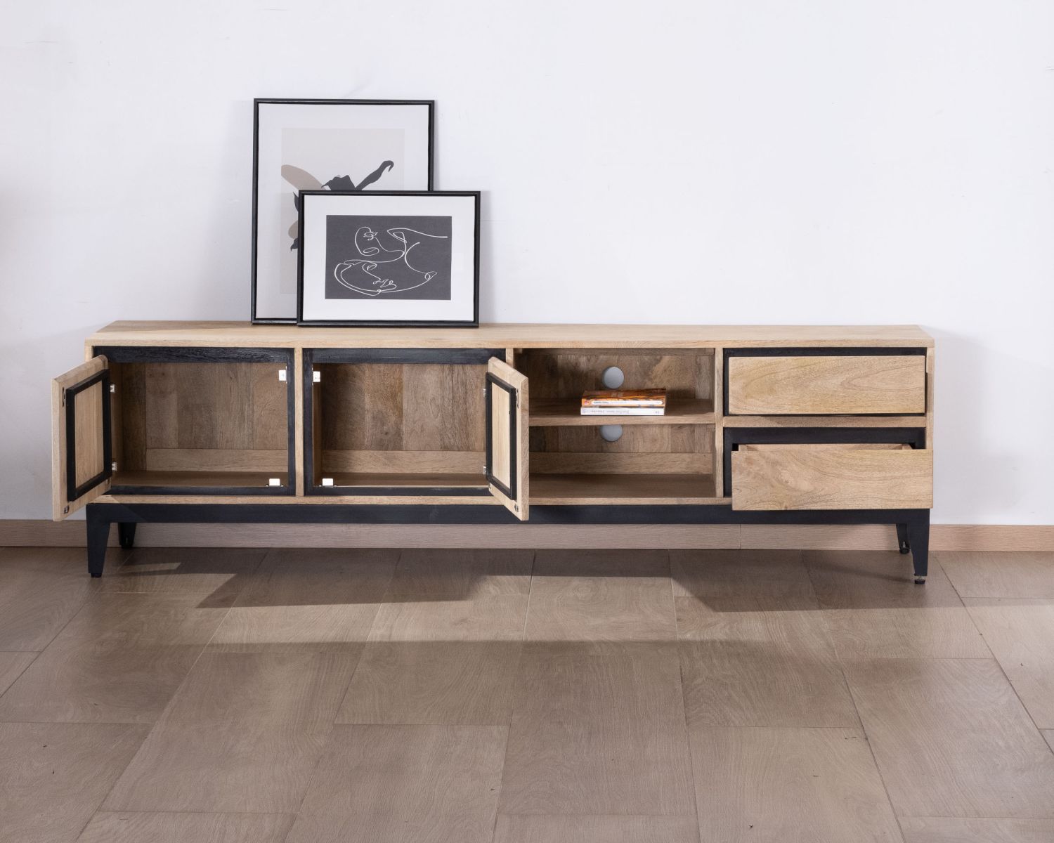 Grande mobile TV bicolore in legno di mango con ante, nicchie e cassetti "Bocca" 180 cm