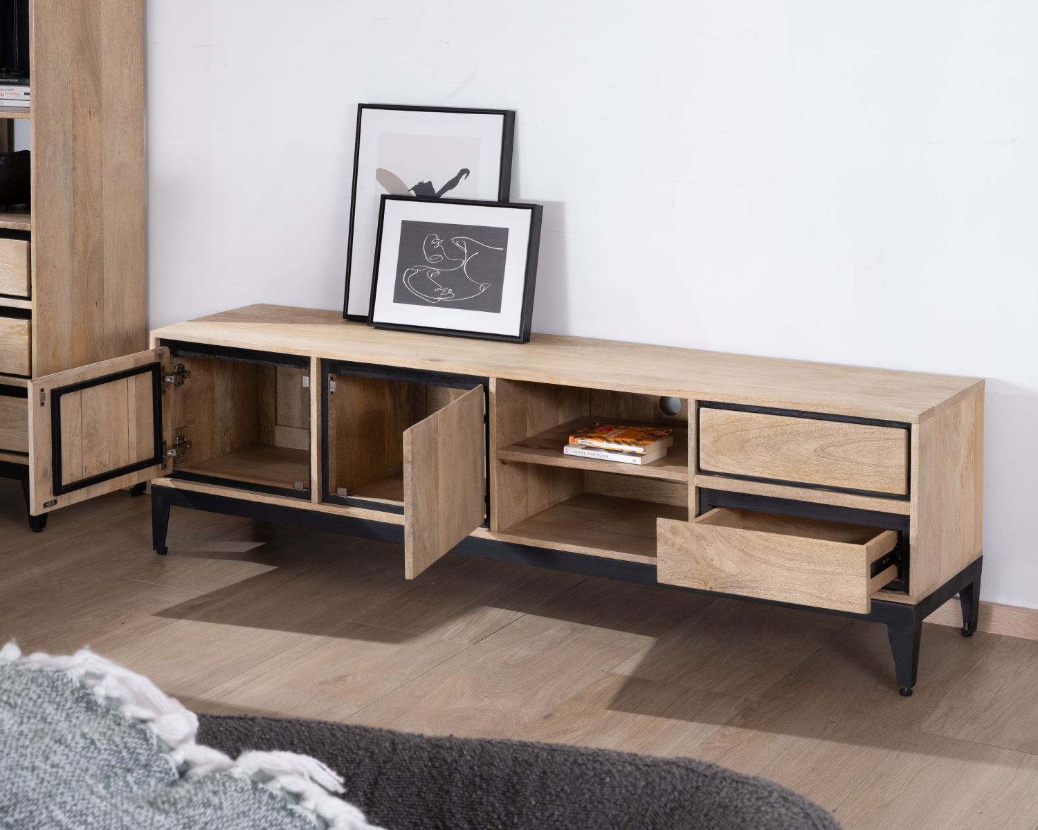 Grande mobile TV bicolore in legno di mango con ante, nicchie e cassetti "Bocca" 180 cm