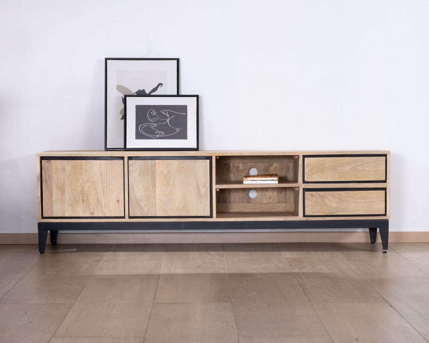 Grande mobile TV bicolore in legno di mango con ante, nicchie e cassetti "Bocca" 180 cm