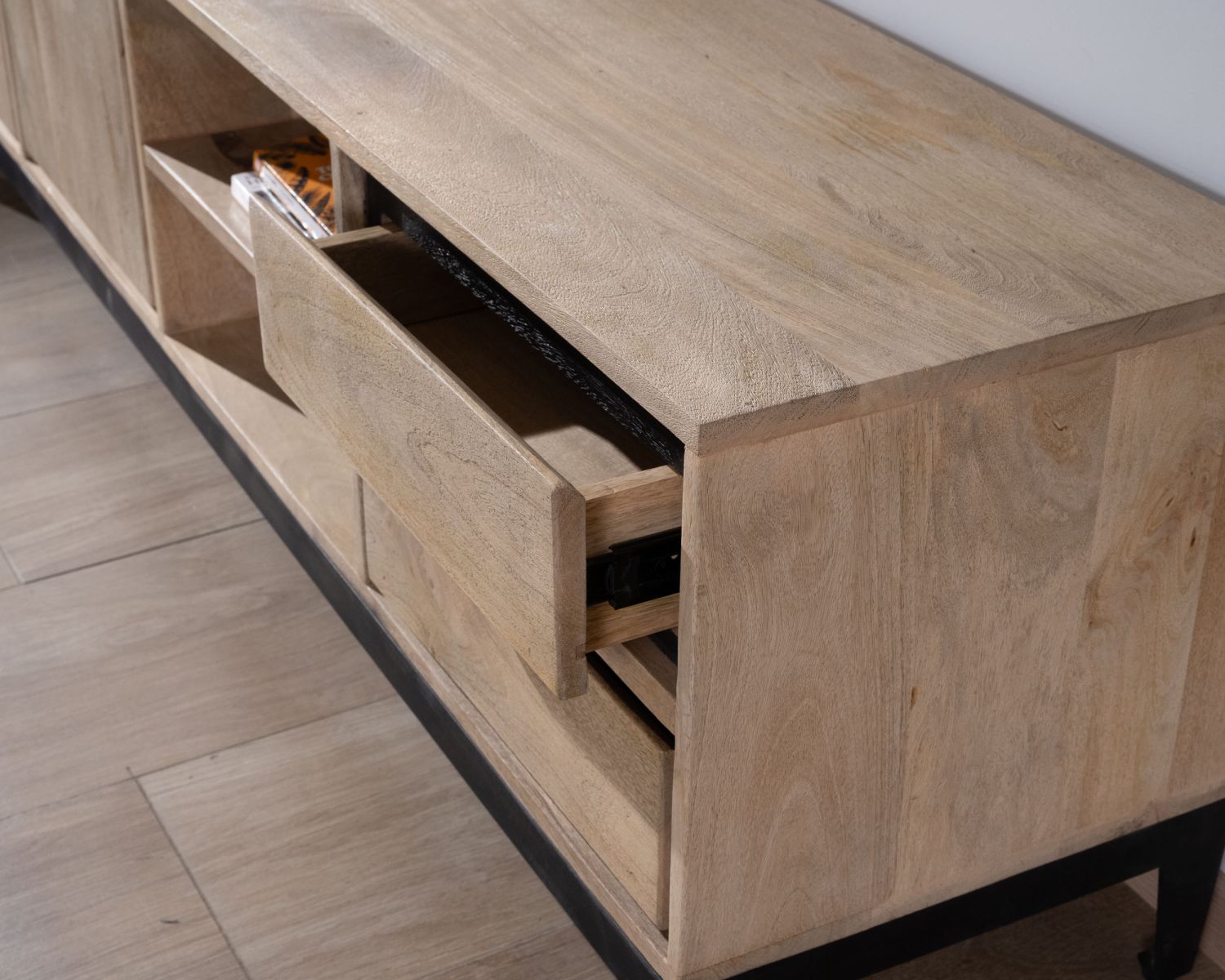 Grande mobile TV bicolore in legno di mango con ante, nicchie e cassetti "Bocca" 180 cm