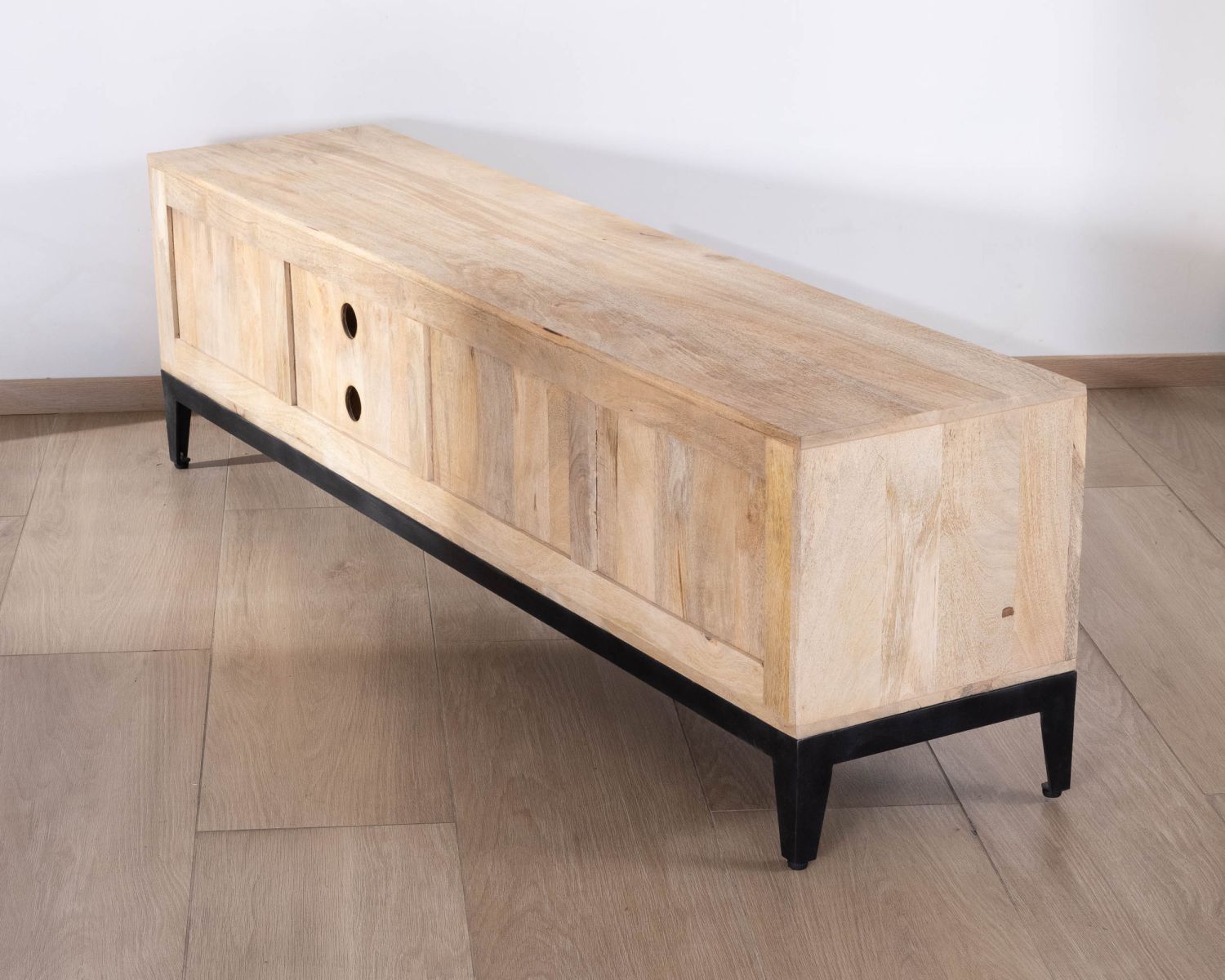 Grande mobile TV bicolore in legno di mango con ante, nicchie e cassetti "Bocca" 180 cm