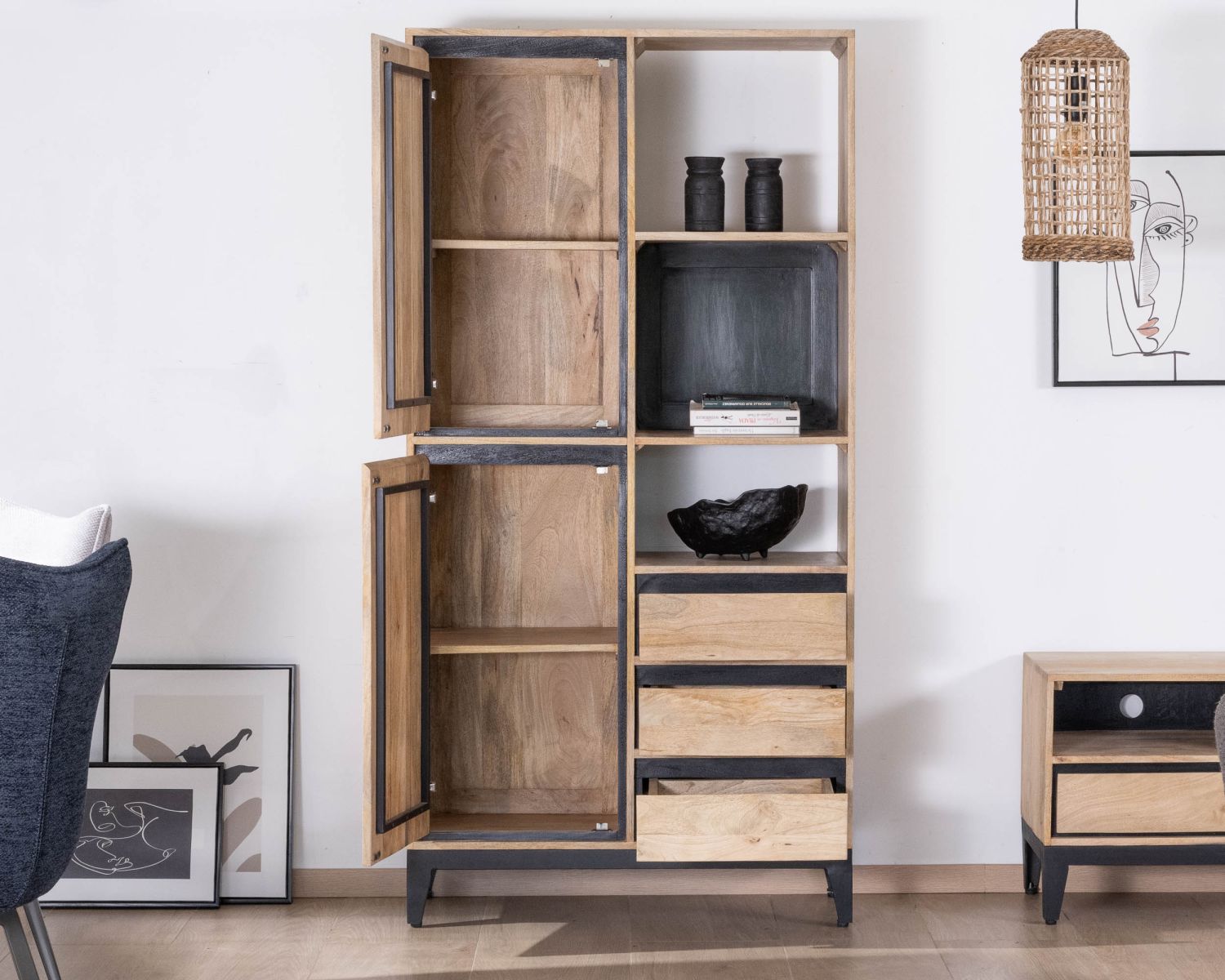 Mobile contenitore alto "Bocca" in legno di mango naturale e nero dal design raffinato