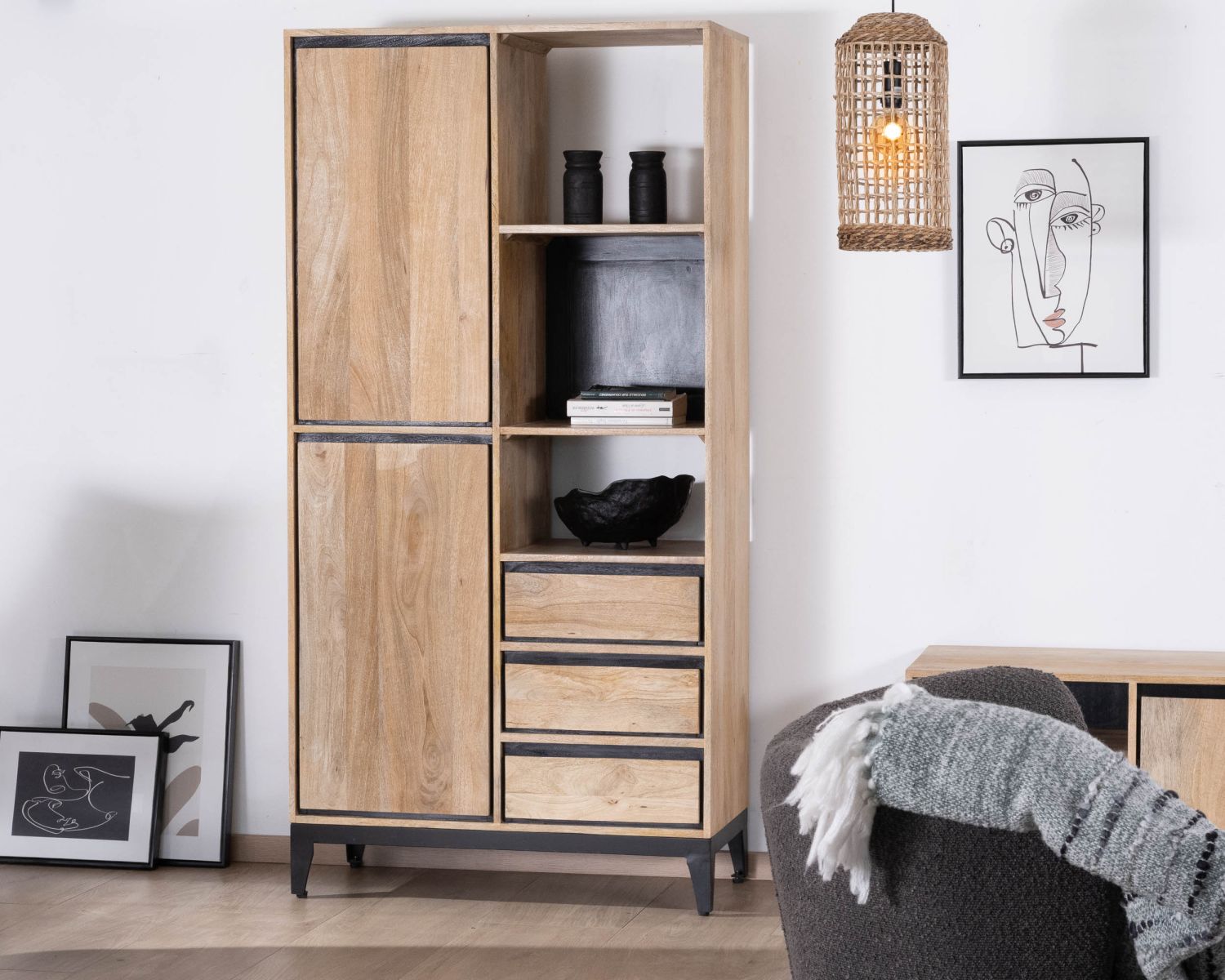 Mobile contenitore alto "Bocca" in legno di mango naturale e nero dal design raffinato