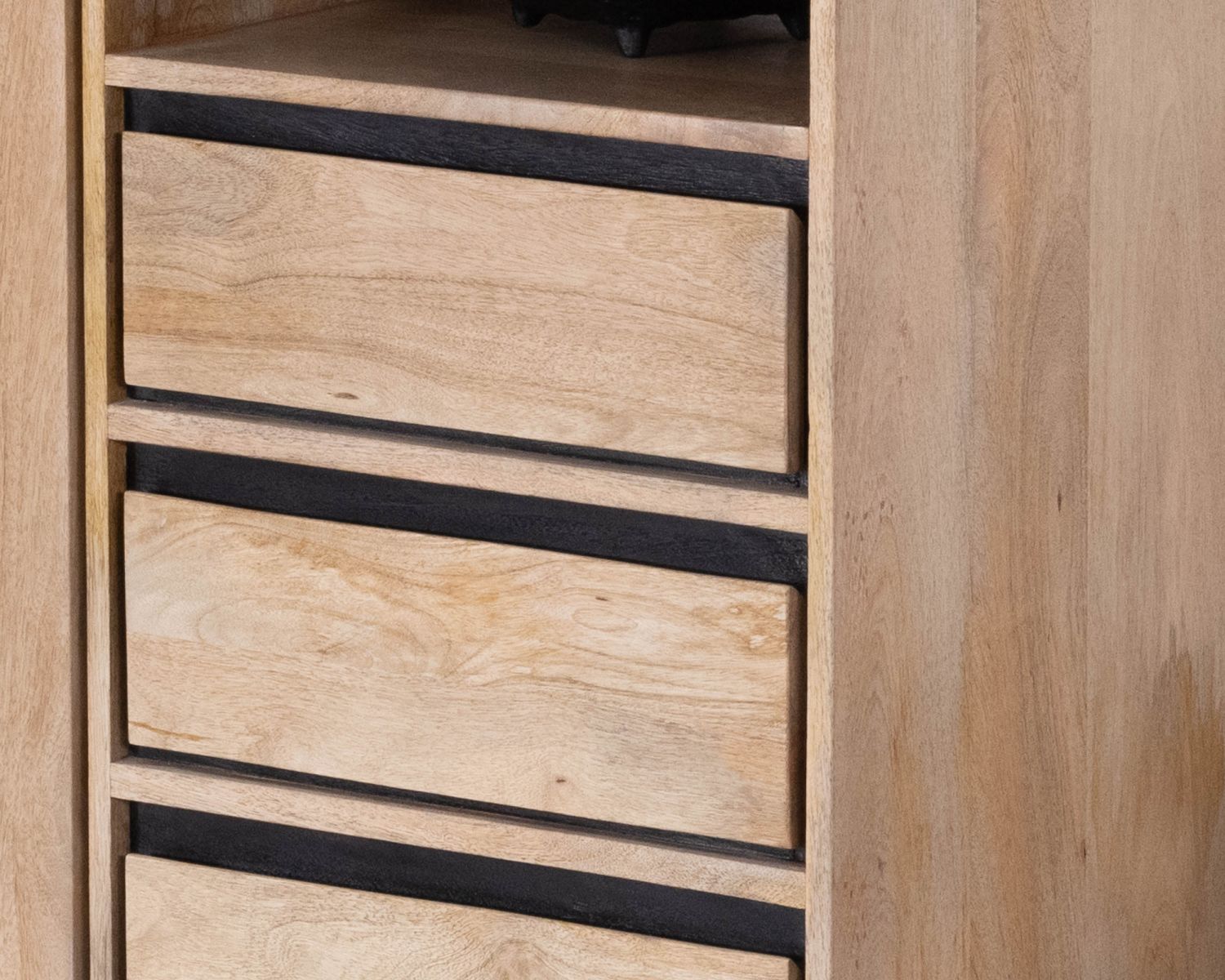 Mobile contenitore alto "Bocca" in legno di mango naturale e nero dal design raffinato