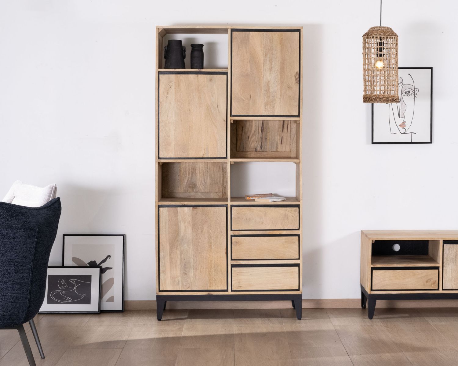 Libreria design destrutturata "Bocca" in legno di mango con bordo nero