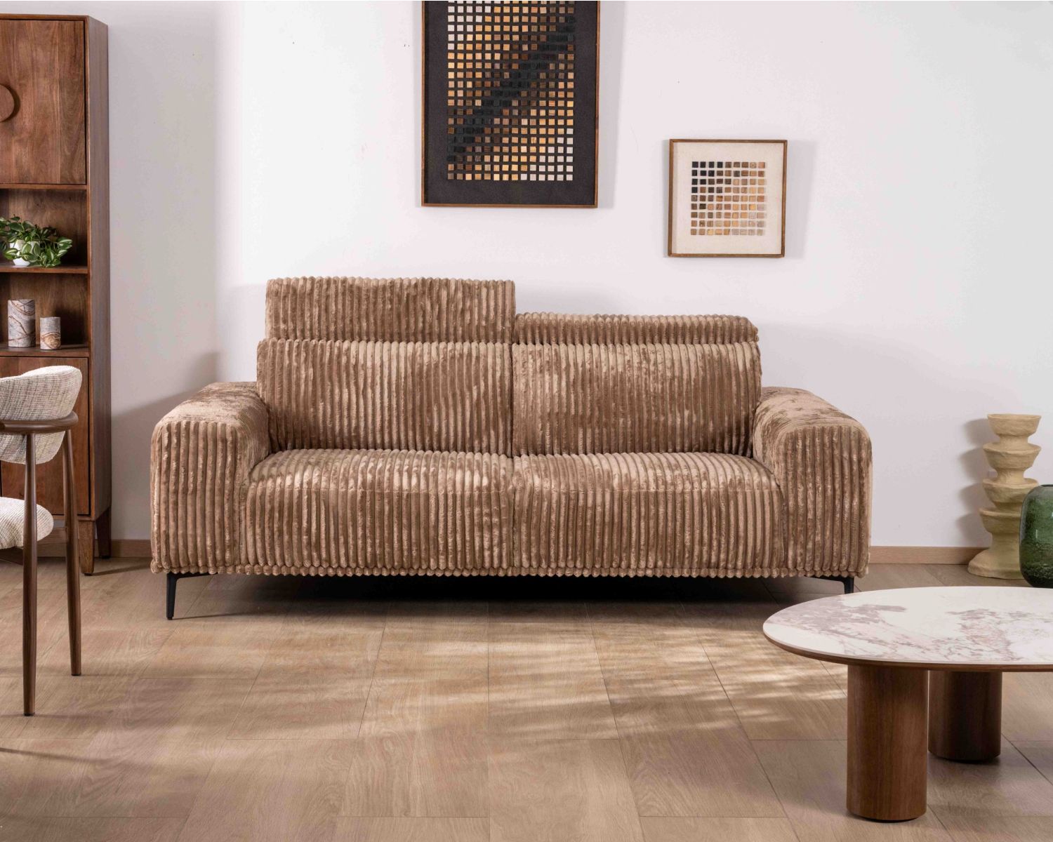 Divano a 3 posti "Utsun" in ampio velluto cammello con poggiatesta ribaltabili