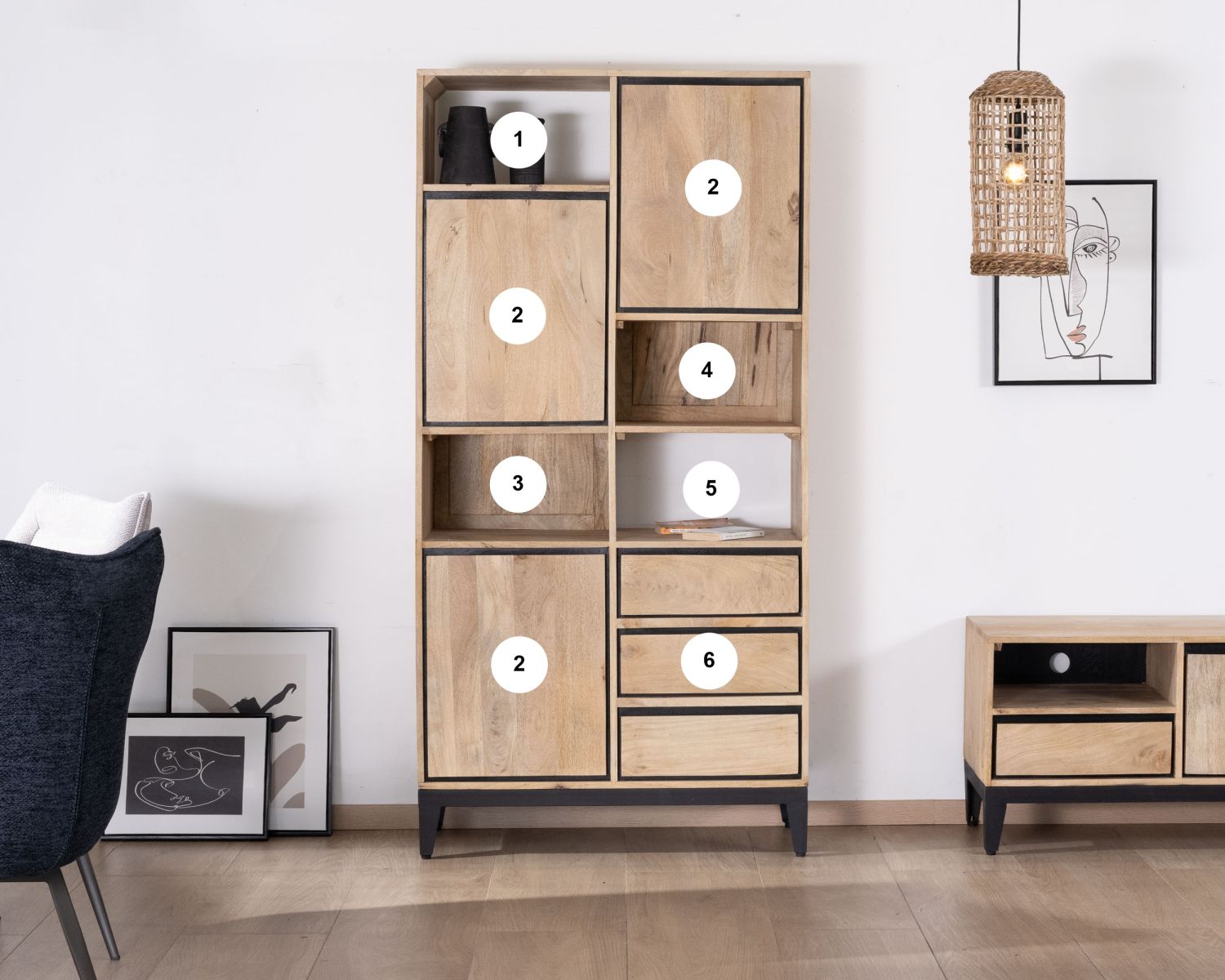 Libreria design destrutturata "Bocca" in legno di mango con bordo nero