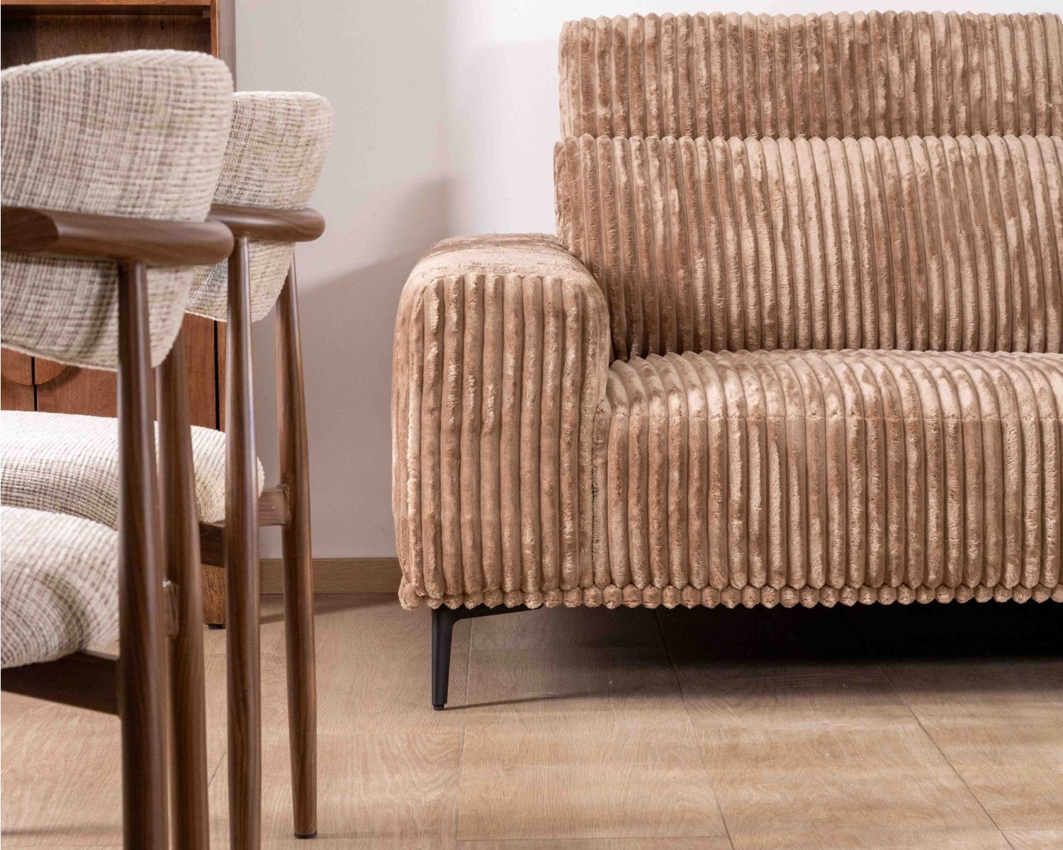 Divano a 3 posti "Utsun" in ampio velluto cammello con poggiatesta ribaltabili