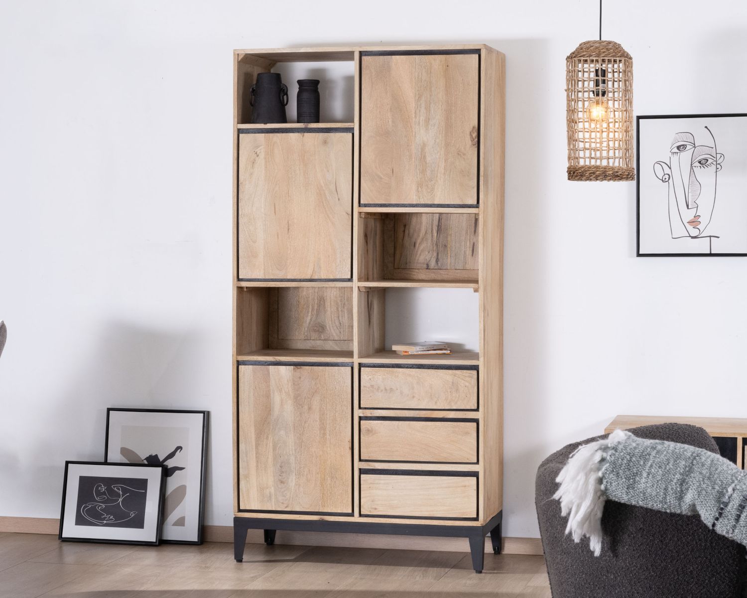 Libreria design destrutturata "Bocca" in legno di mango con bordo nero