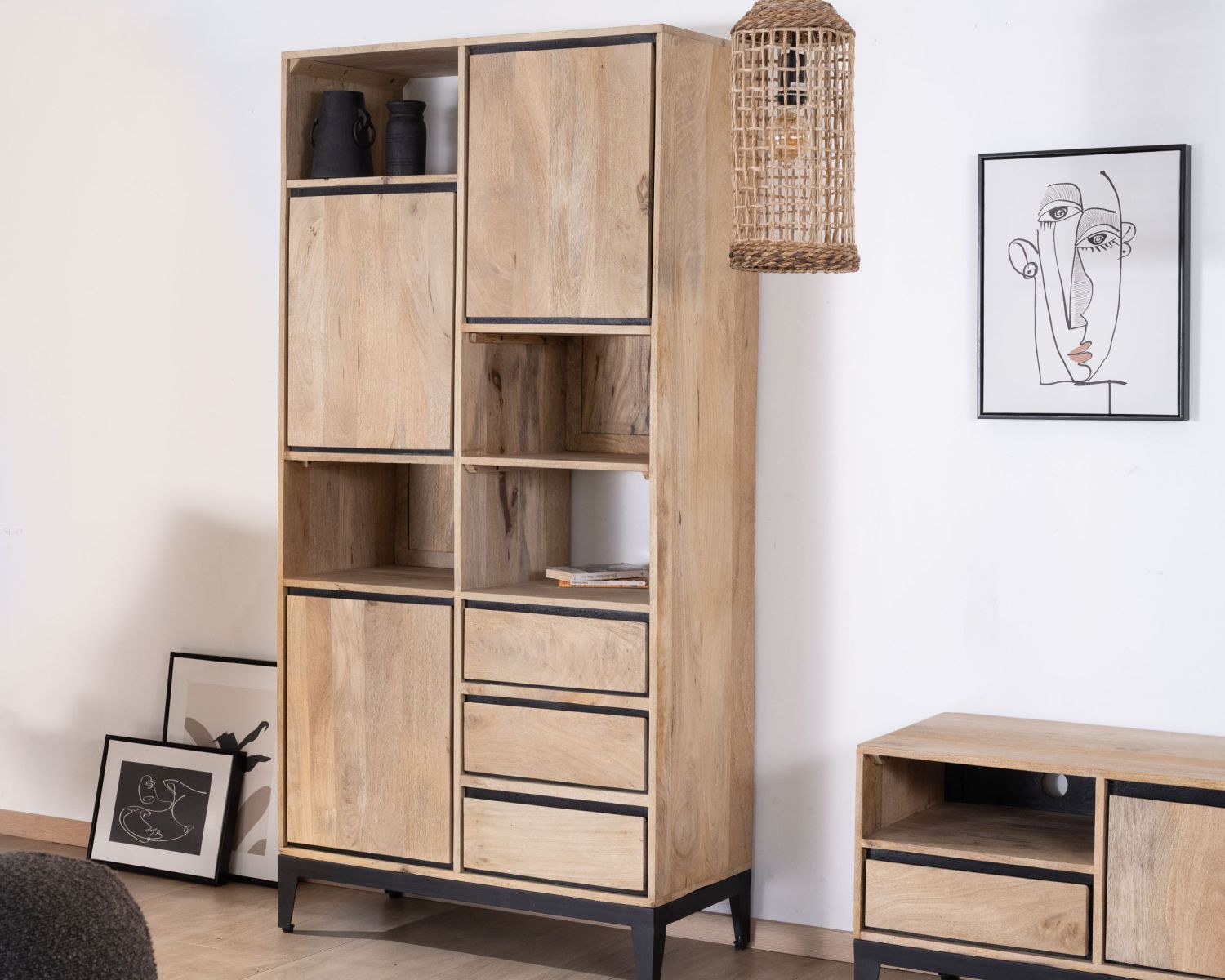 Libreria design destrutturata "Bocca" in legno di mango con bordo nero