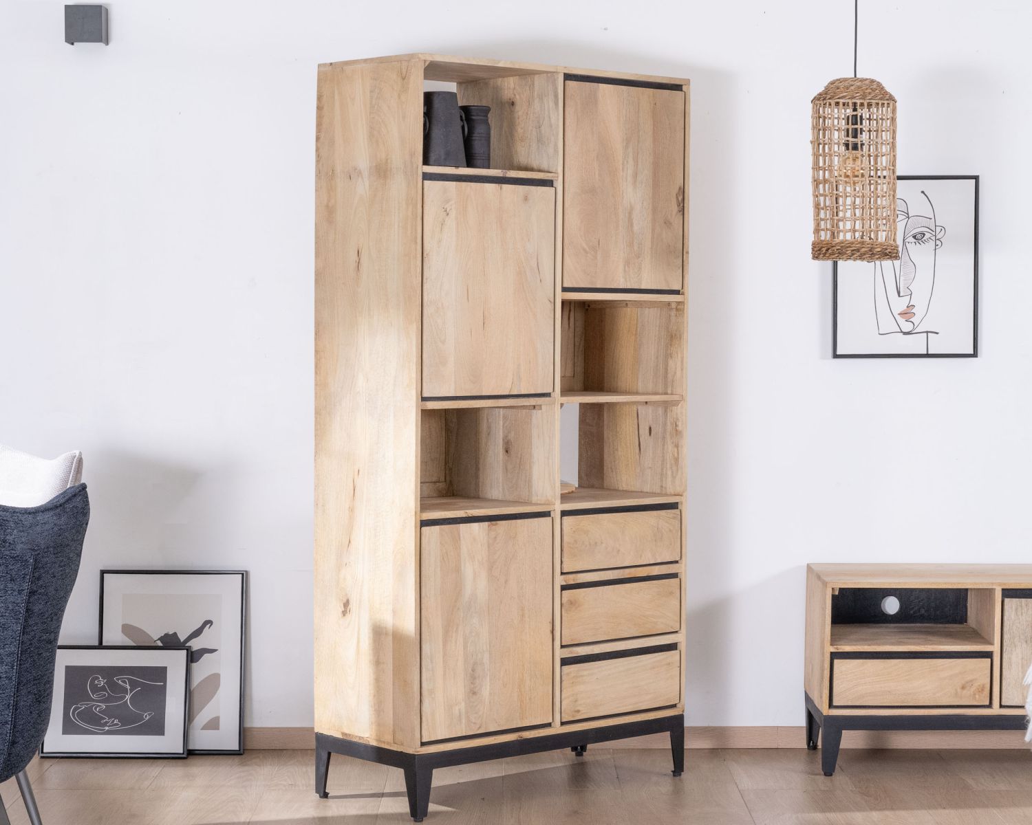 Libreria design destrutturata "Bocca" in legno di mango con bordo nero