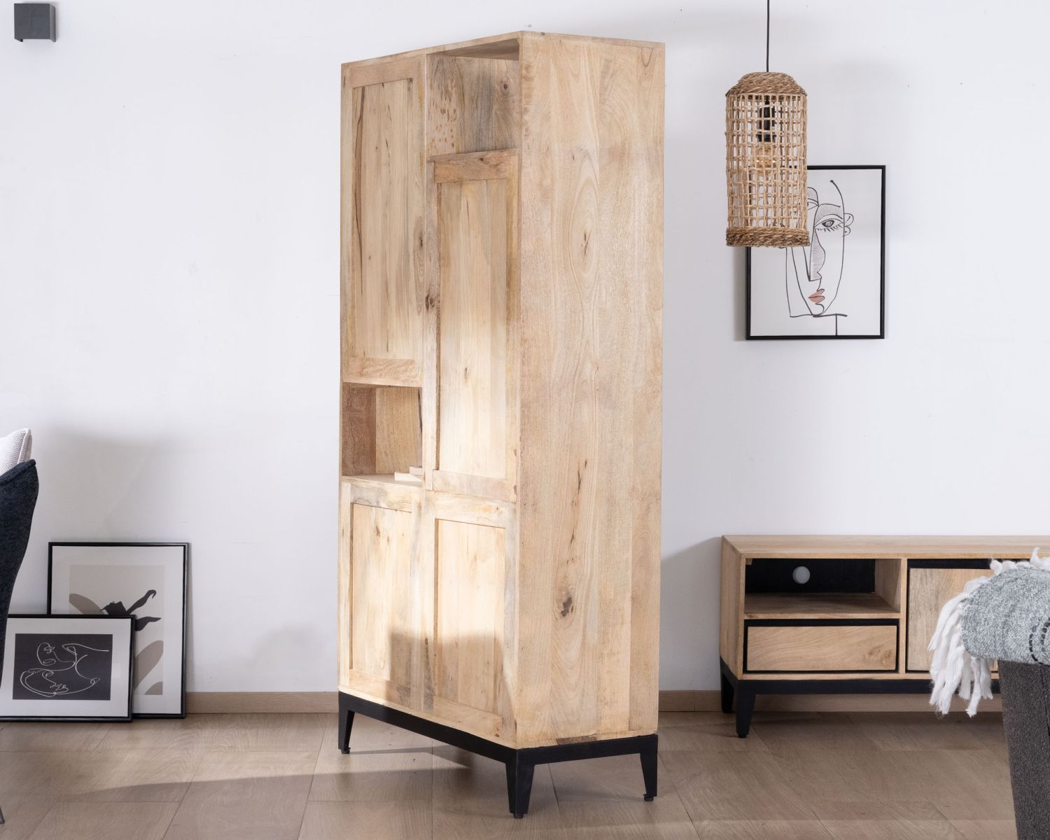 Libreria design destrutturata "Bocca" in legno di mango con bordo nero