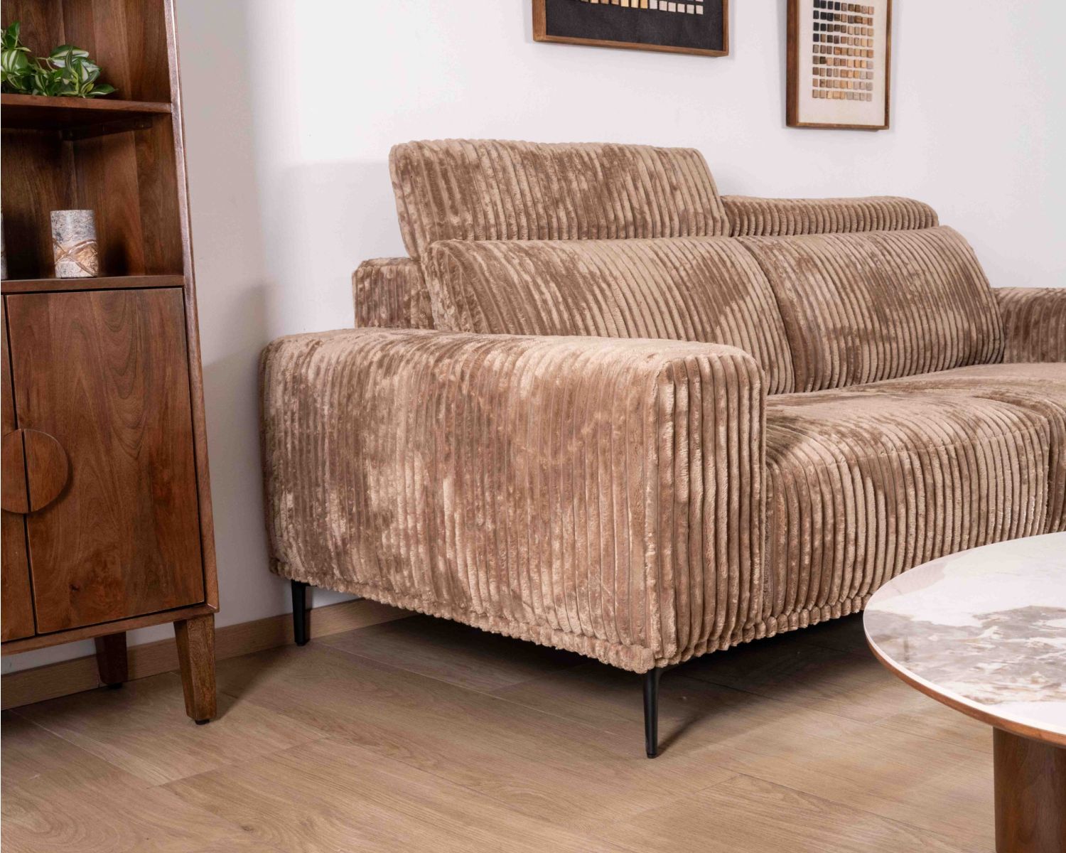 Divano a 3 posti "Utsun" in ampio velluto cammello con poggiatesta ribaltabili