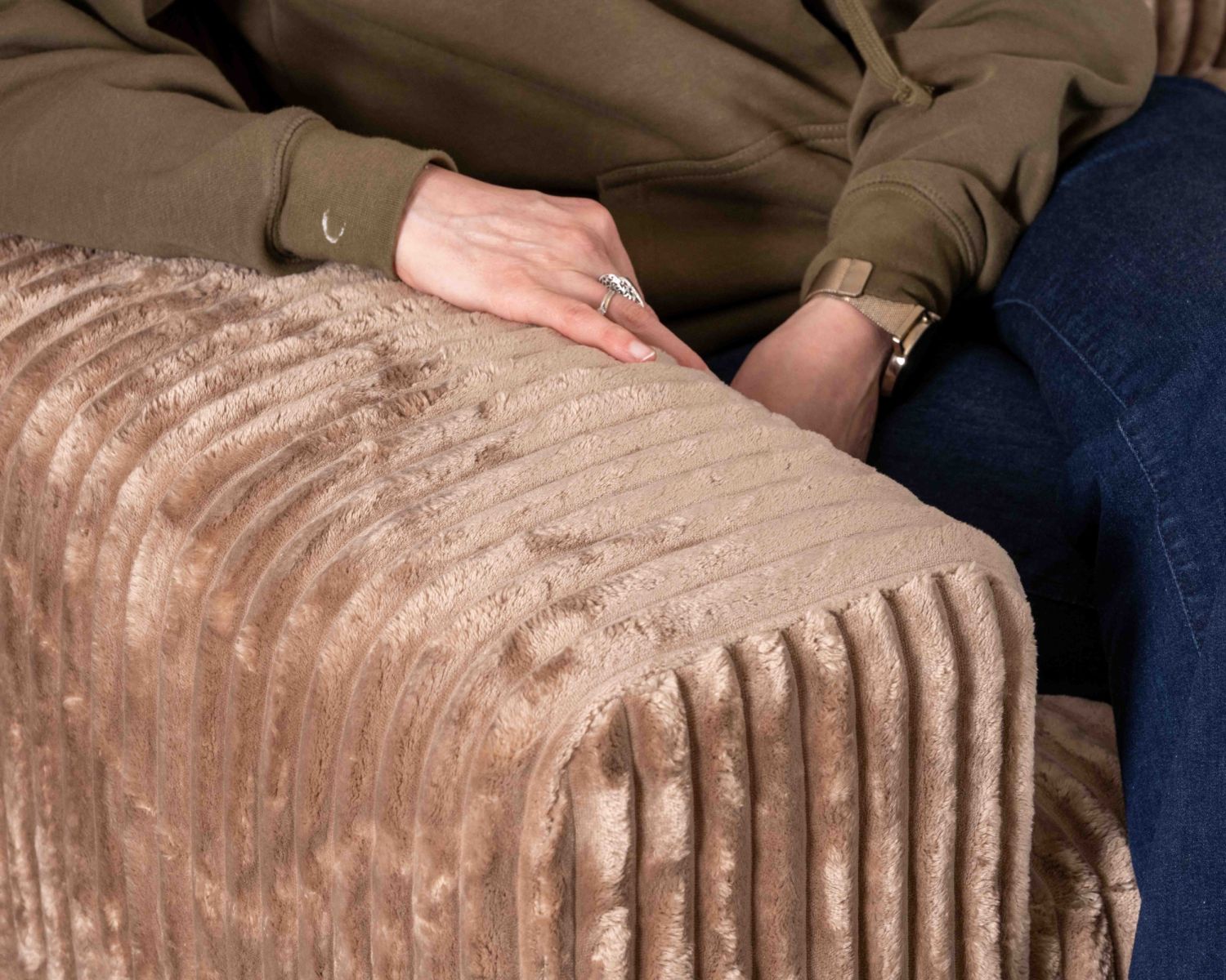 Divano a 3 posti "Utsun" in ampio velluto cammello con poggiatesta ribaltabili