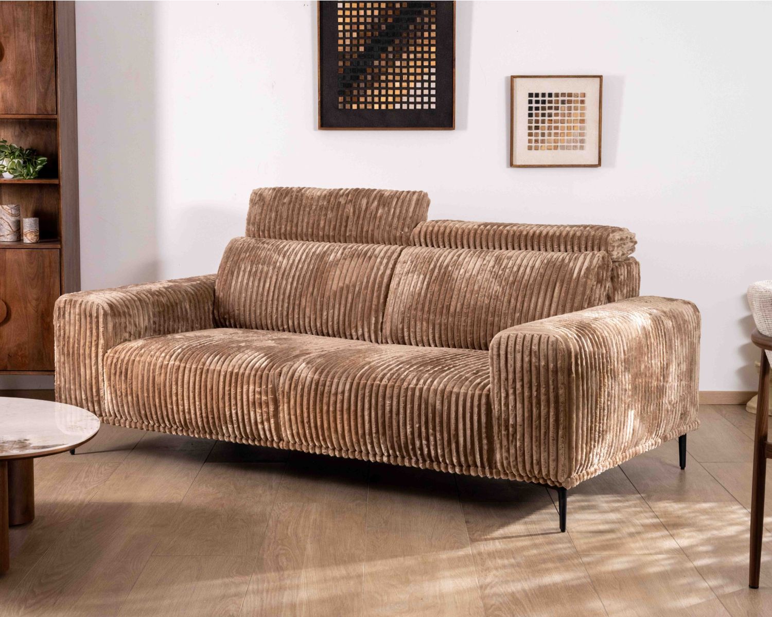 Divano a 3 posti "Utsun" in ampio velluto cammello con poggiatesta ribaltabili