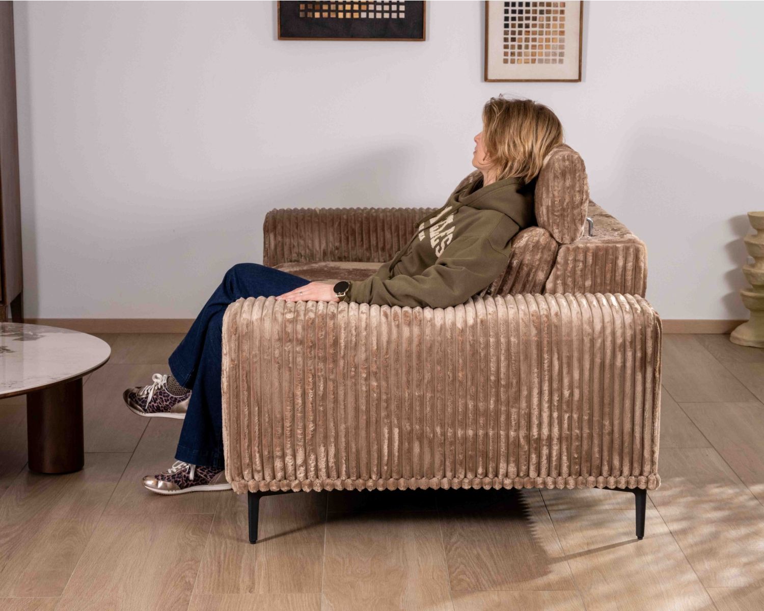 Divano a 3 posti "Utsun" in ampio velluto cammello con poggiatesta ribaltabili