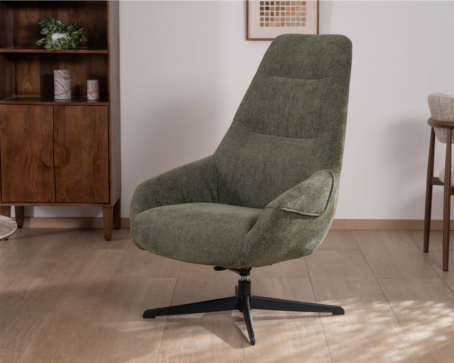 Poltrona girevole "Mado" in tessuto bouclette verde kaki dal tatto naturale e dal comfort generoso