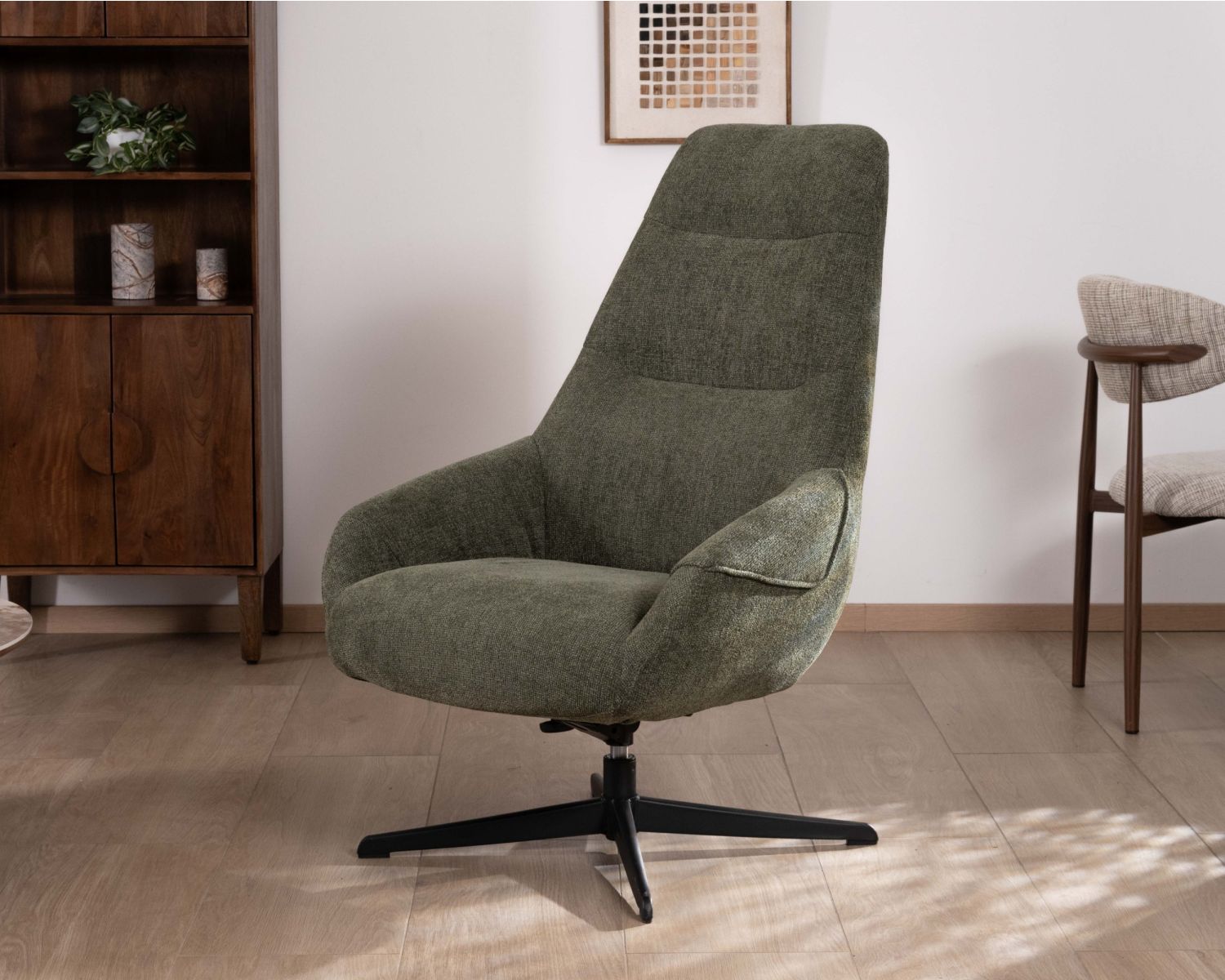 Poltrona girevole "Mado" in tessuto bouclette verde kaki dal tatto naturale e dal comfort generoso