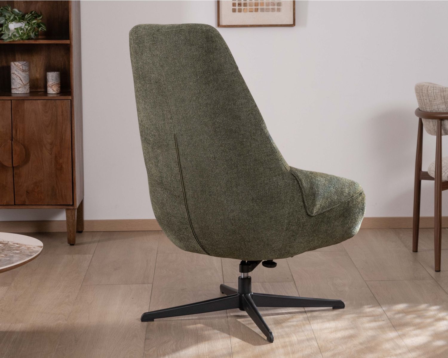 Poltrona girevole "Mado" in tessuto bouclette verde kaki dal tatto naturale e dal comfort generoso