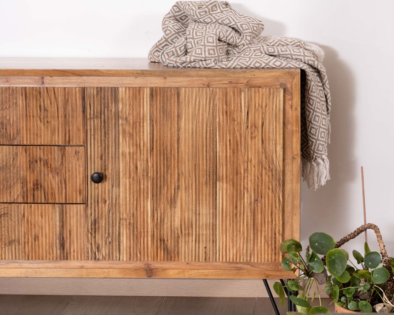 Credenza "Wendy" in acacia retrò con frontali in rilievo e gambe in metallo