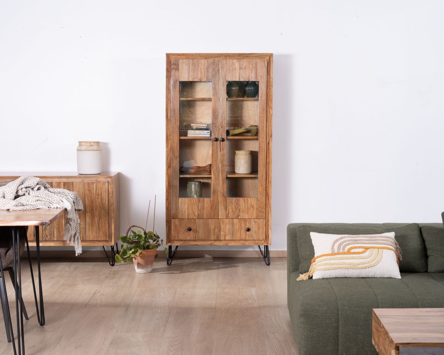 Vetrina "Wendy" in legno di acacia e gambe in metallo con frontali in rilievo in stile retrò