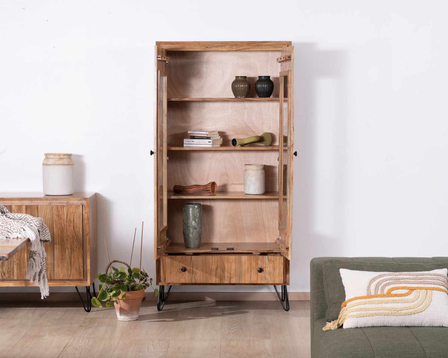 Vetrina "Wendy" in legno di acacia e gambe in metallo con frontali in rilievo in stile retrò