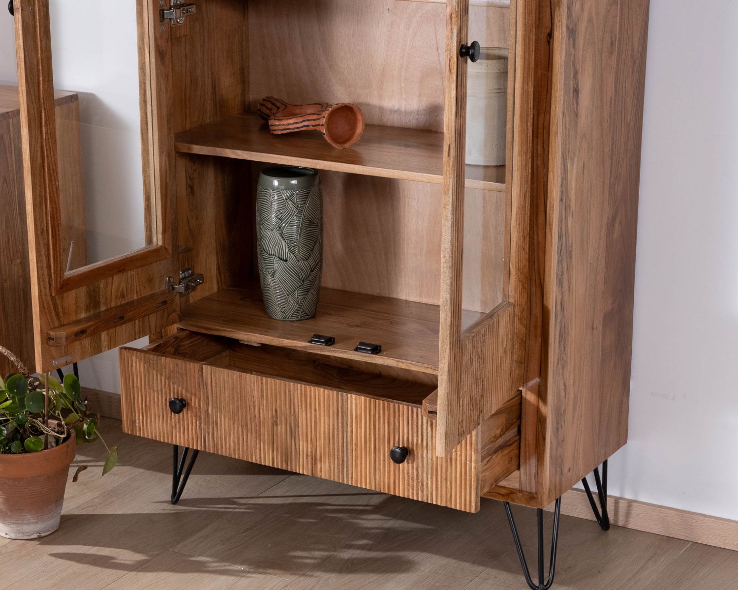 Vetrina "Wendy" in legno di acacia e gambe in metallo con frontali in rilievo in stile retrò