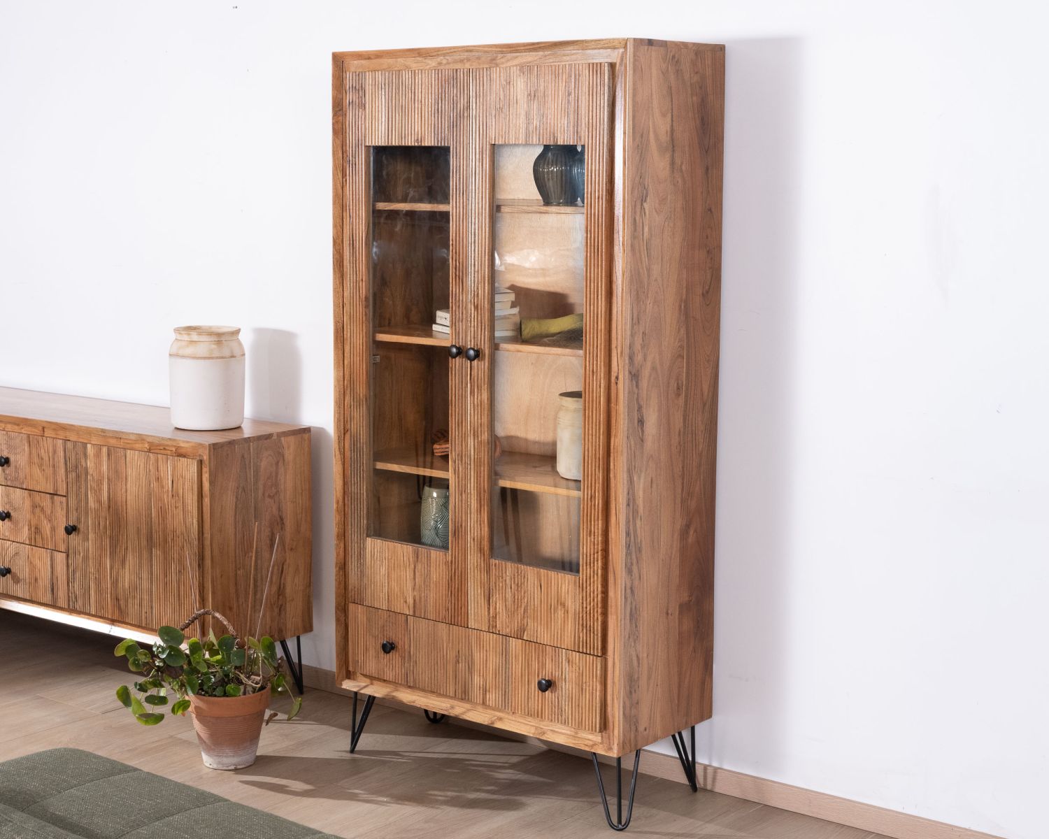 Vetrina "Wendy" in legno di acacia e gambe in metallo con frontali in rilievo in stile retrò