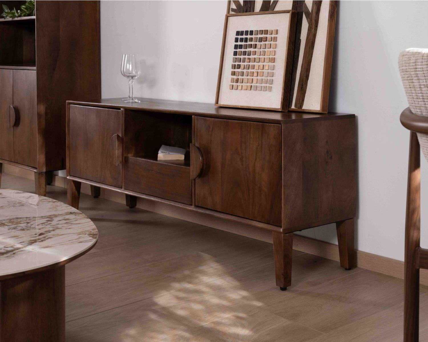 Mobile TV neo-retrò "Kaldo" in legno massiccio di mango scuro, 150 cm