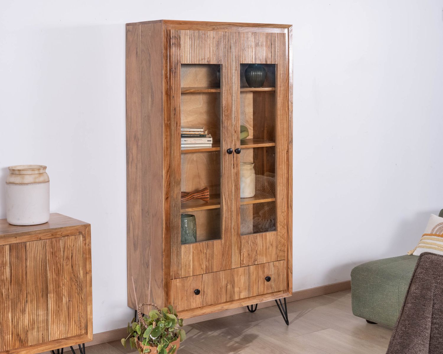 Vetrina "Wendy" in legno di acacia e gambe in metallo con frontali in rilievo in stile retrò