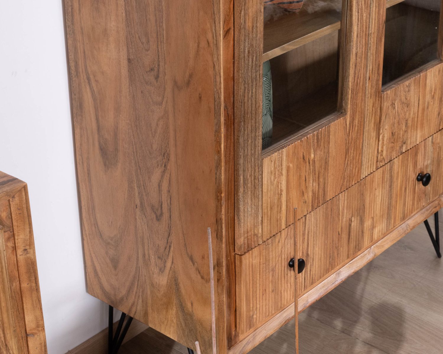 Vetrina "Wendy" in legno di acacia e gambe in metallo con frontali in rilievo in stile retrò