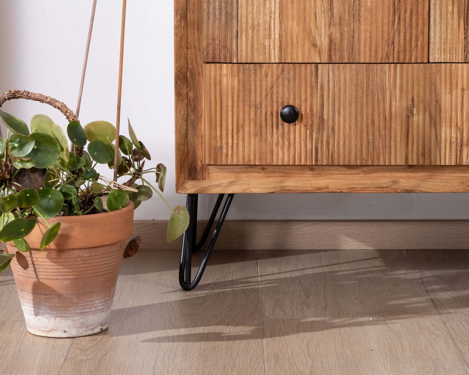 Vetrina "Wendy" in legno di acacia e gambe in metallo con frontali in rilievo in stile retrò