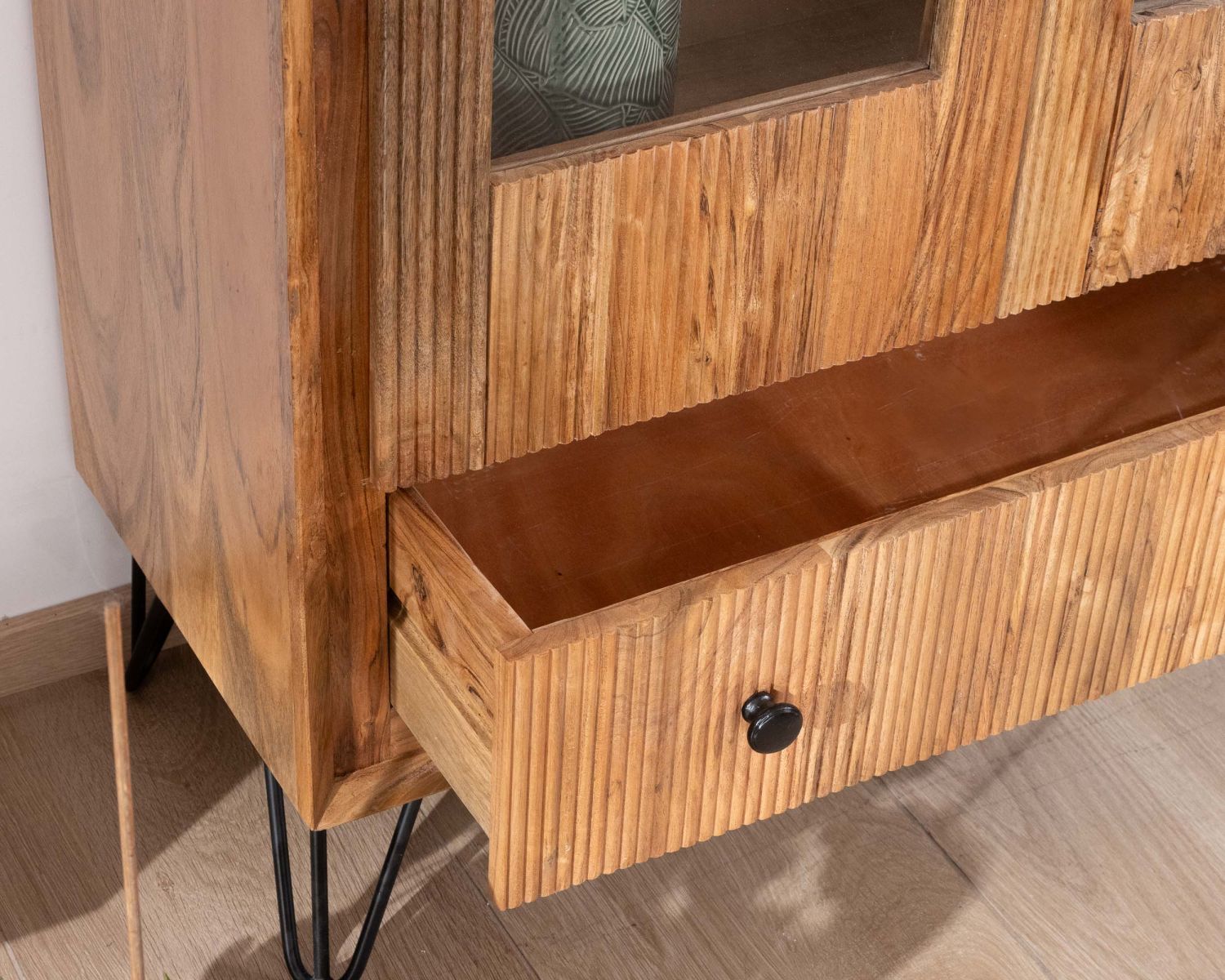 Vetrina "Wendy" in legno di acacia e gambe in metallo con frontali in rilievo in stile retrò