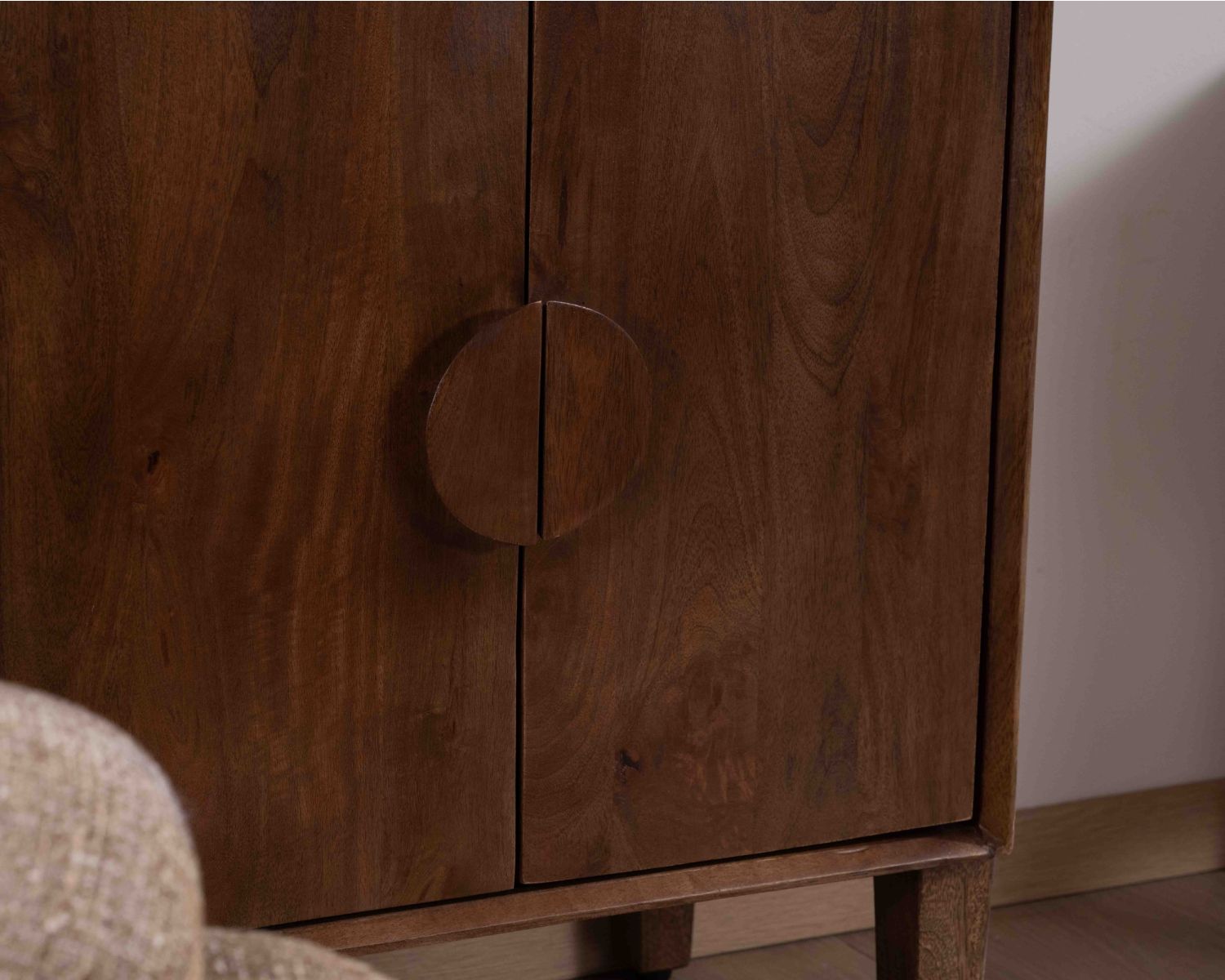 Colonna portaoggetti da 60 cm in massello di mango scuro "Kaldo" Spirito del Medioevo