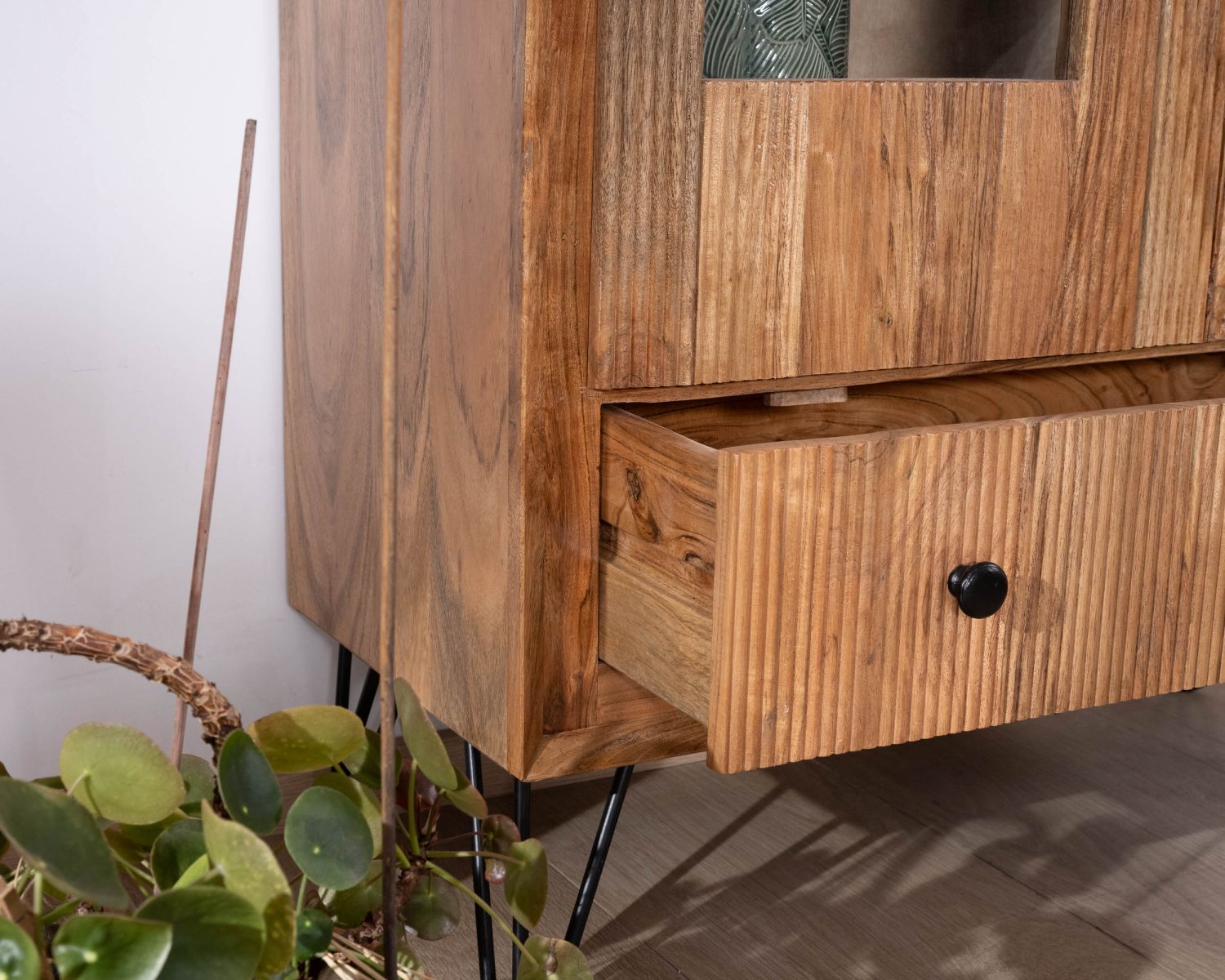 Vetrina "Wendy" in legno di acacia e gambe in metallo con frontali in rilievo in stile retrò