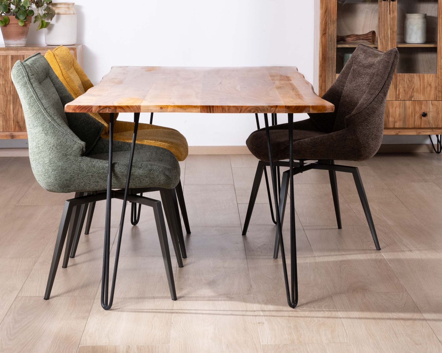 Tavolo da pranzo "Wendy" da 180 cm in legno di acacia con gambe in metallo