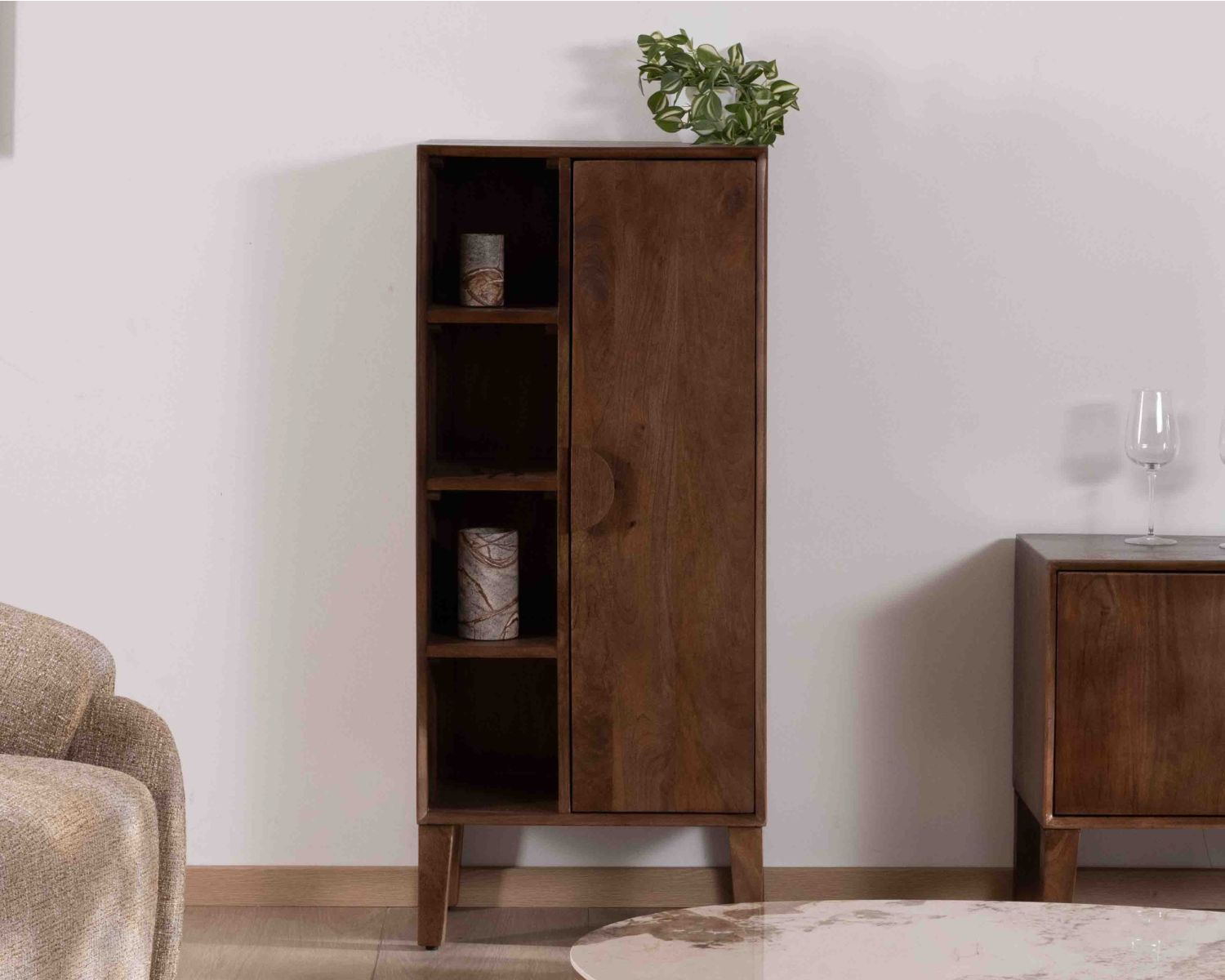 Mobile contenitore basso "Kaldo" in legno massiccio di mango scuro, stile scandinavo retrò