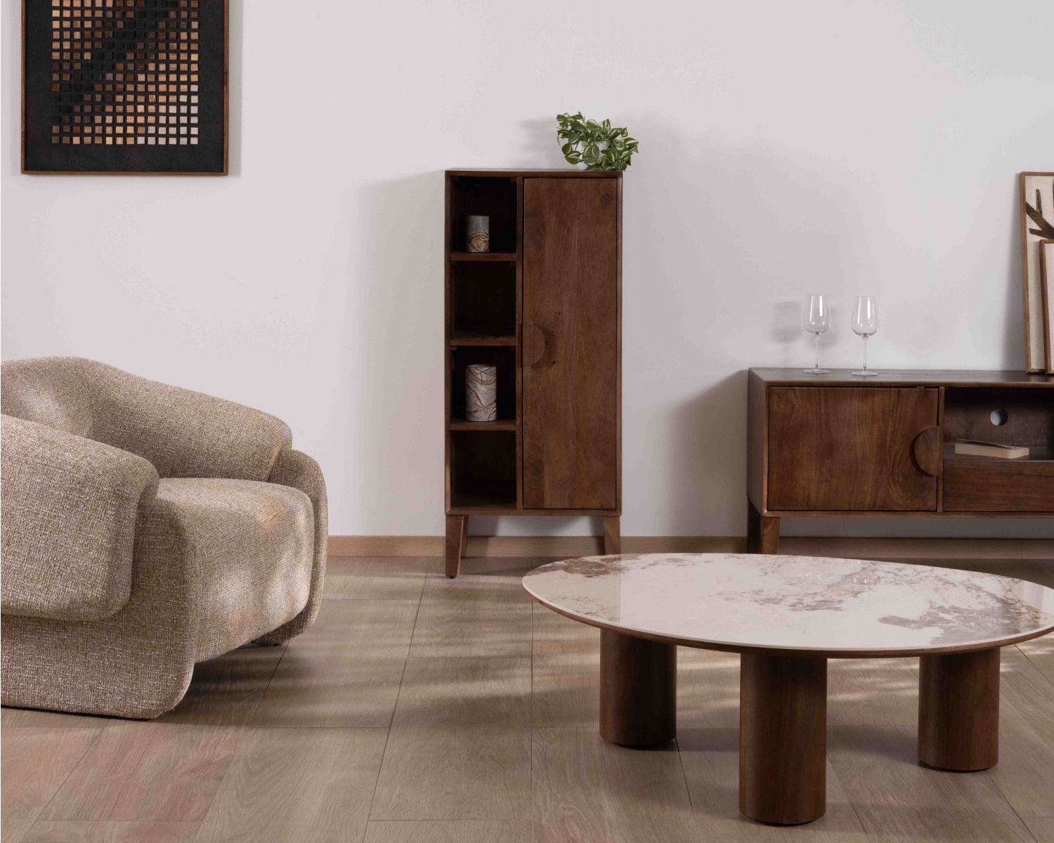 Mobile contenitore basso "Kaldo" in legno massiccio di mango scuro, stile scandinavo retrò