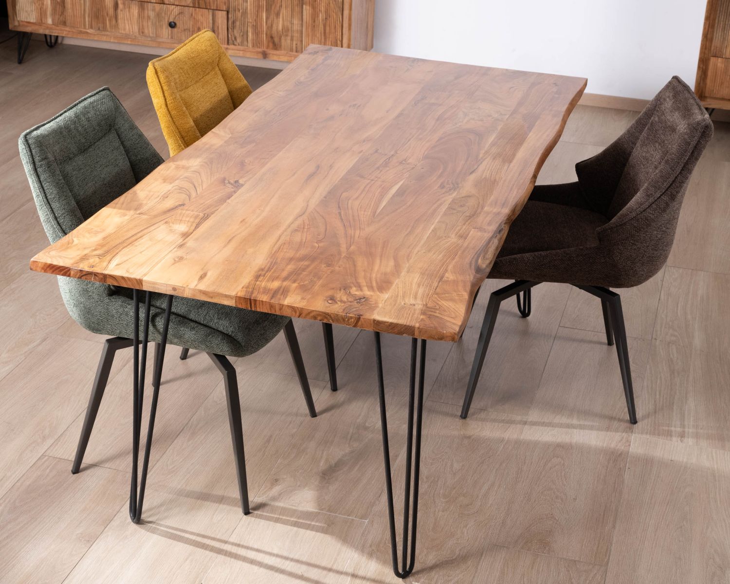 Tavolo da pranzo "Wendy" da 180 cm in legno di acacia con gambe in metallo