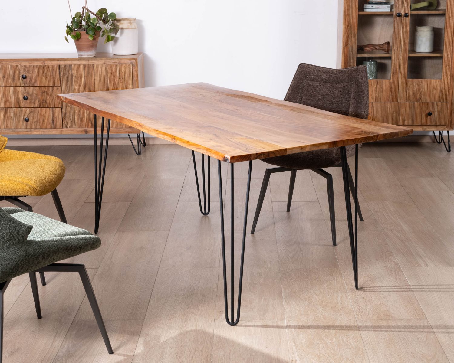 Tavolo da pranzo "Wendy" da 180 cm in legno di acacia con gambe in metallo