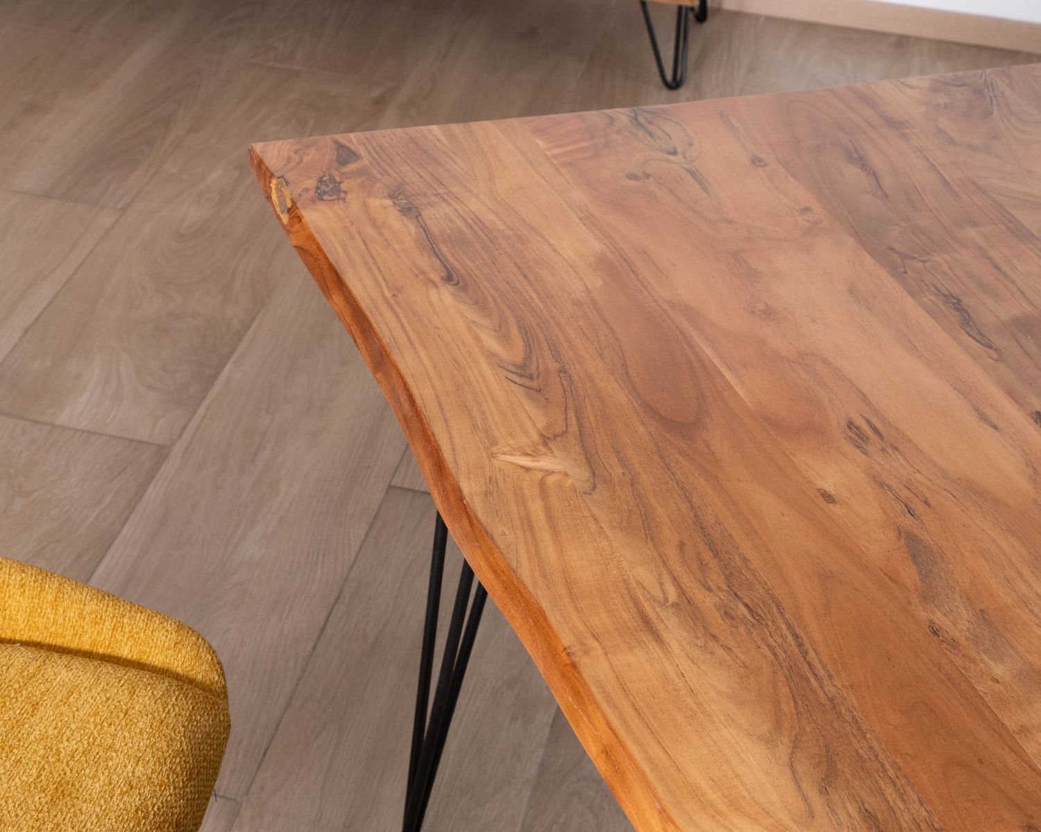 Tavolo da pranzo "Wendy" da 180 cm in legno di acacia con gambe in metallo