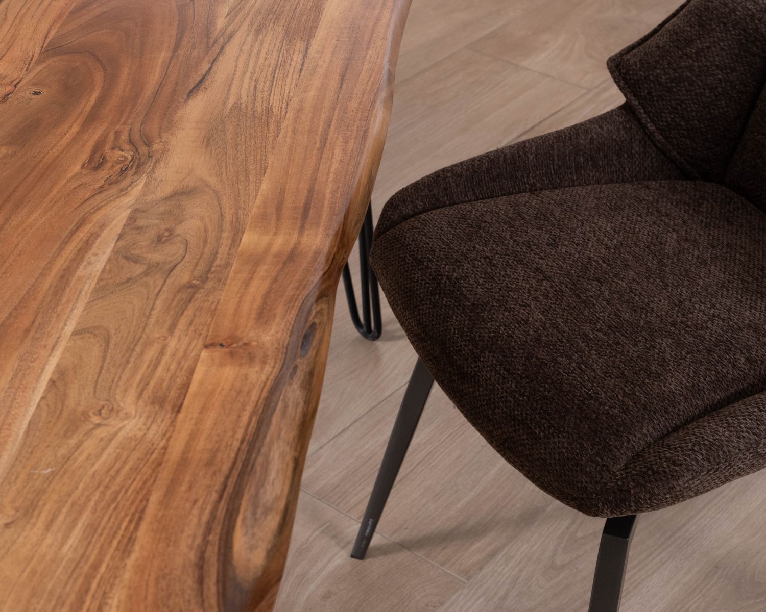 Tavolo da pranzo "Wendy" da 180 cm in legno di acacia con gambe in metallo