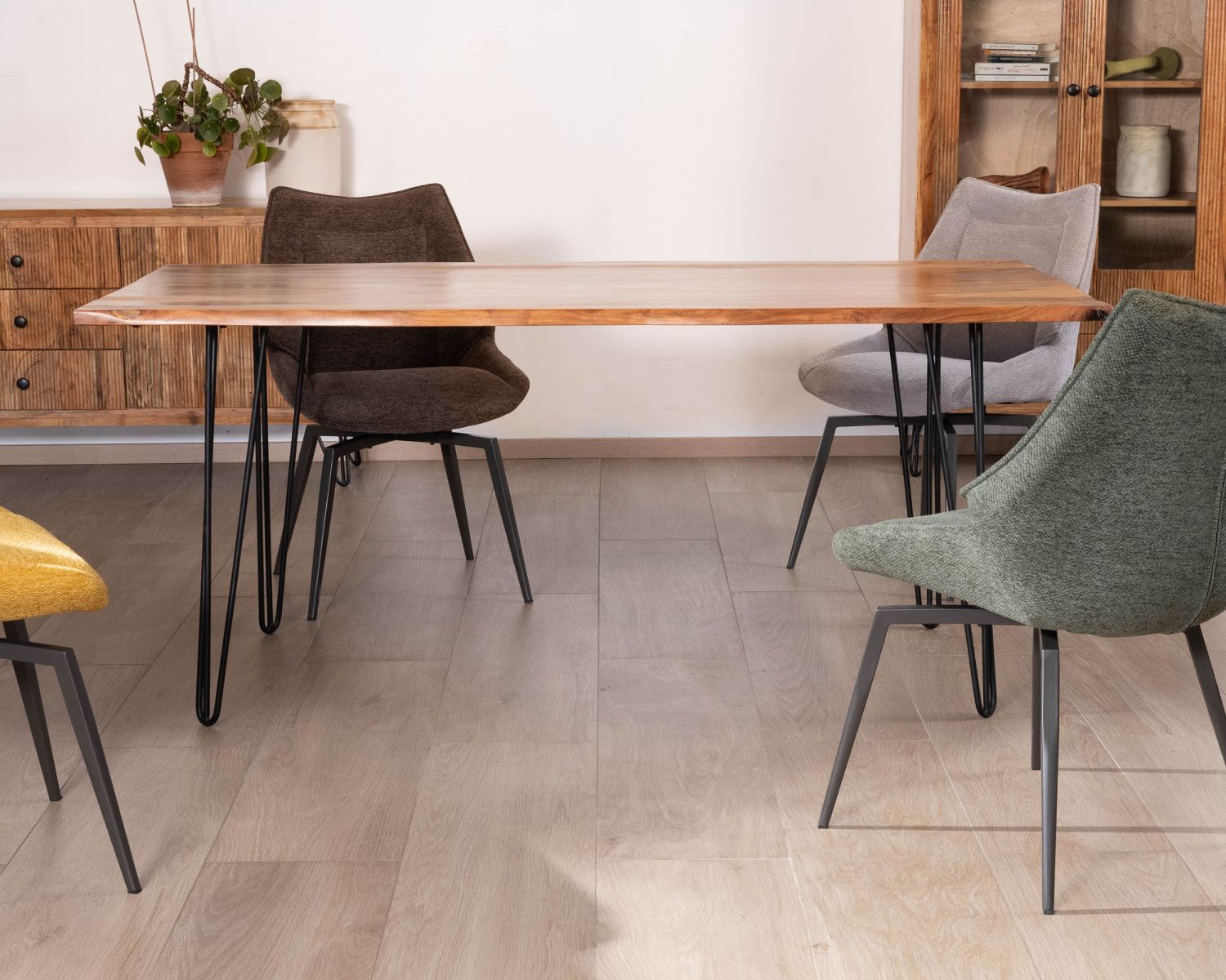 Tavolo da pranzo "Wendy" da 180 cm in legno di acacia con gambe in metallo