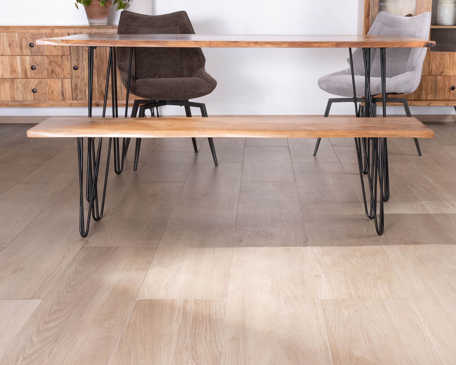 Panca "Wendy" in legno di acacia da 160 cm con gambe in metallo