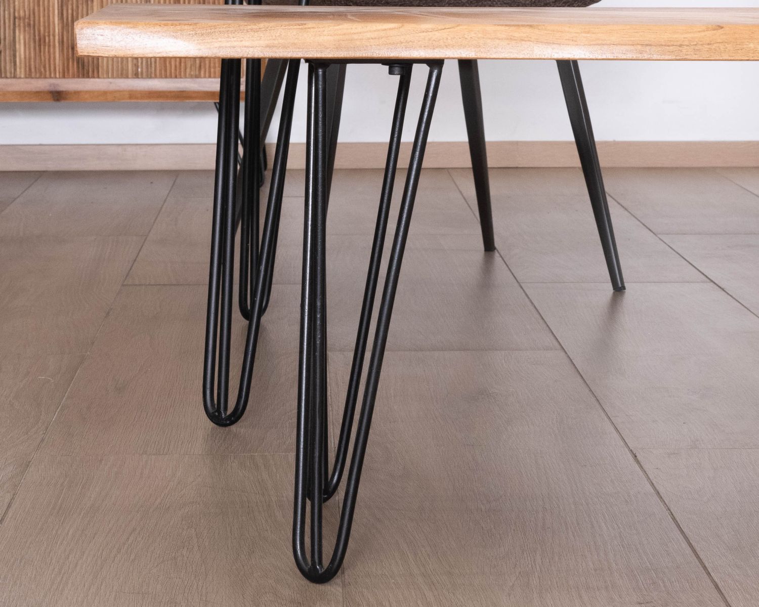 Panca "Wendy" in legno di acacia da 160 cm con gambe in metallo