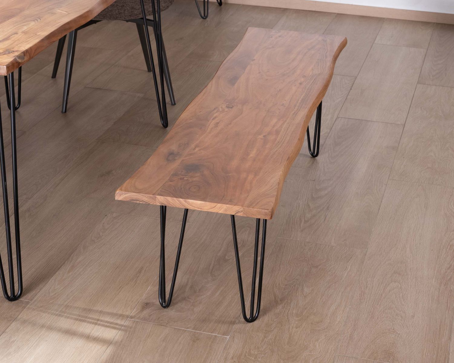 Panca "Wendy" in legno di acacia da 160 cm con gambe in metallo