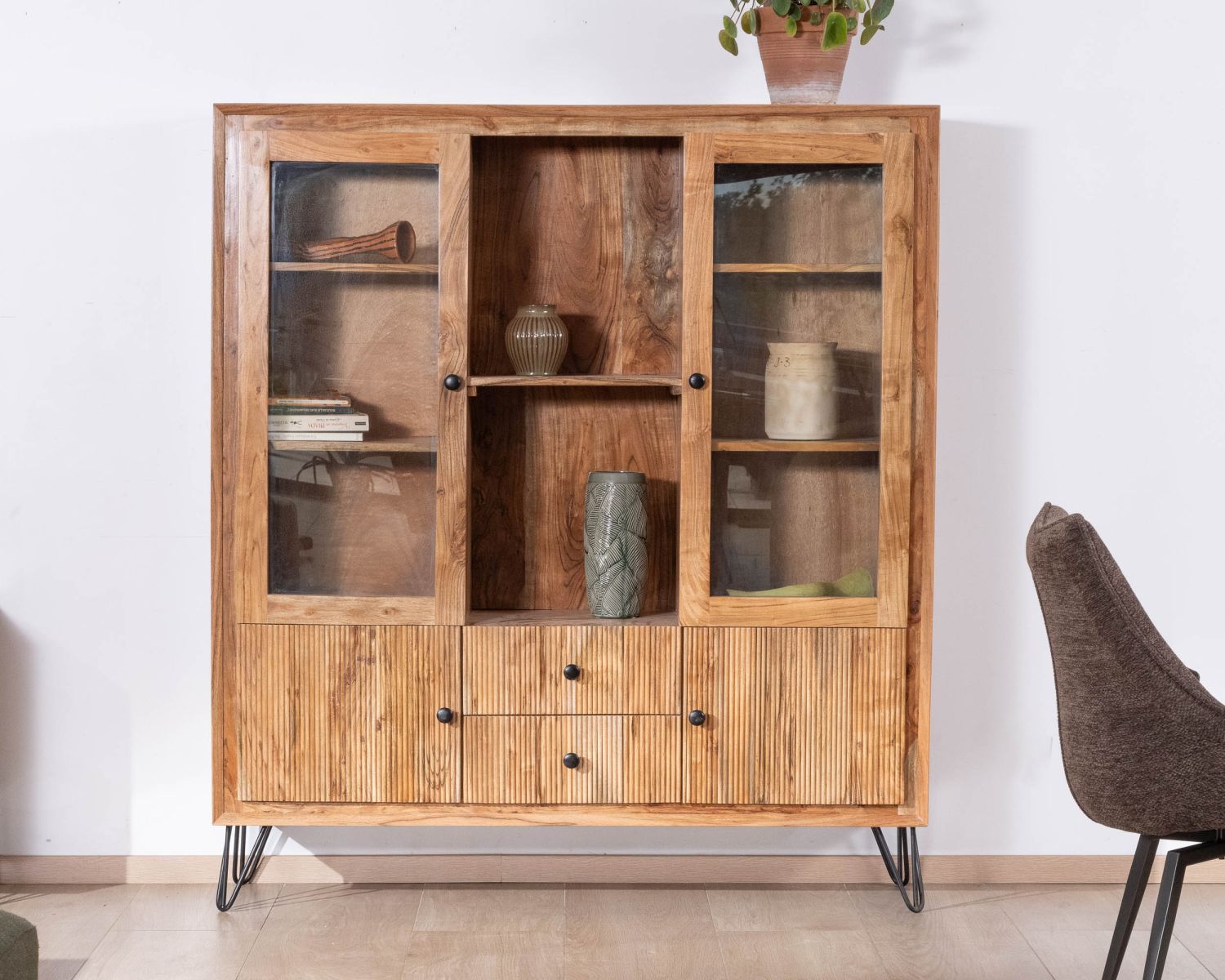 Mobile portavivande retrò "Wendy" in legno d'acacia e gambe in metallo con frontali in rilievo e ante in vetro