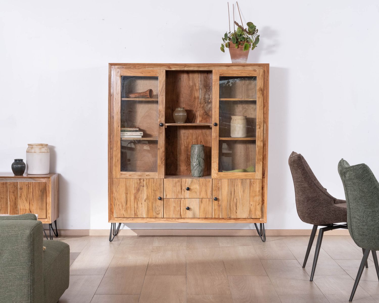 Mobile portavivande retrò "Wendy" in legno d'acacia e gambe in metallo con frontali in rilievo e ante in vetro